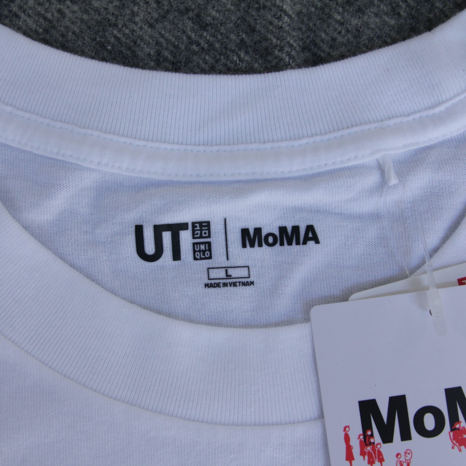 Uniqlo UT MoMA T Shirt L AVERAGE DAY AT THE MUSEUM of Modern Art NYC Infographic gallery