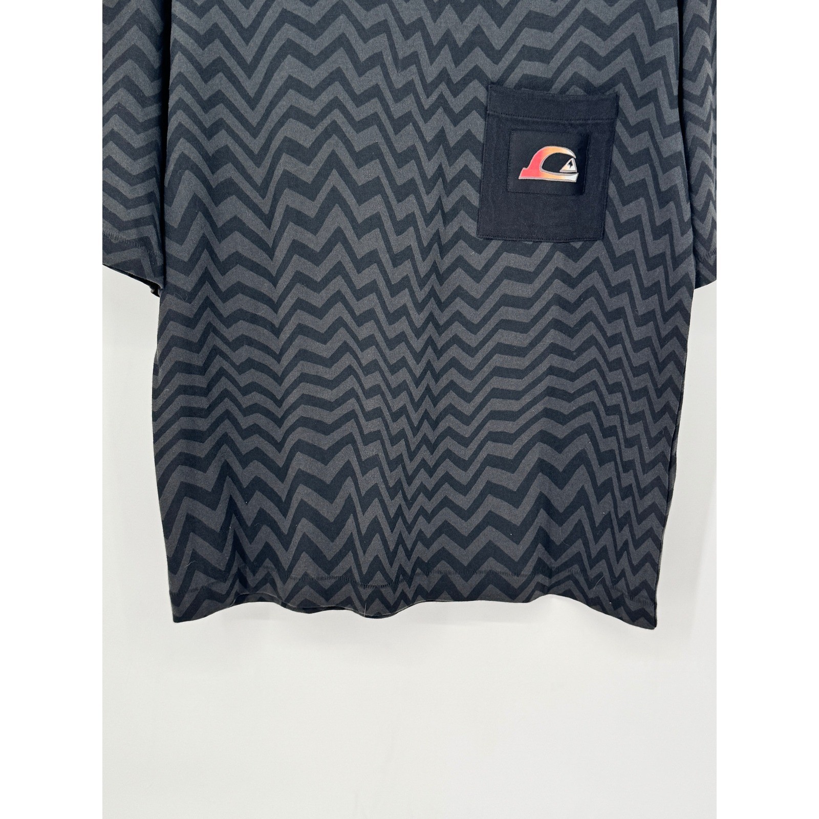 Quiksilver T-Shirt Mens XL Black Good Chevron Zigzag Pocket Logo Tee 2735 gallery