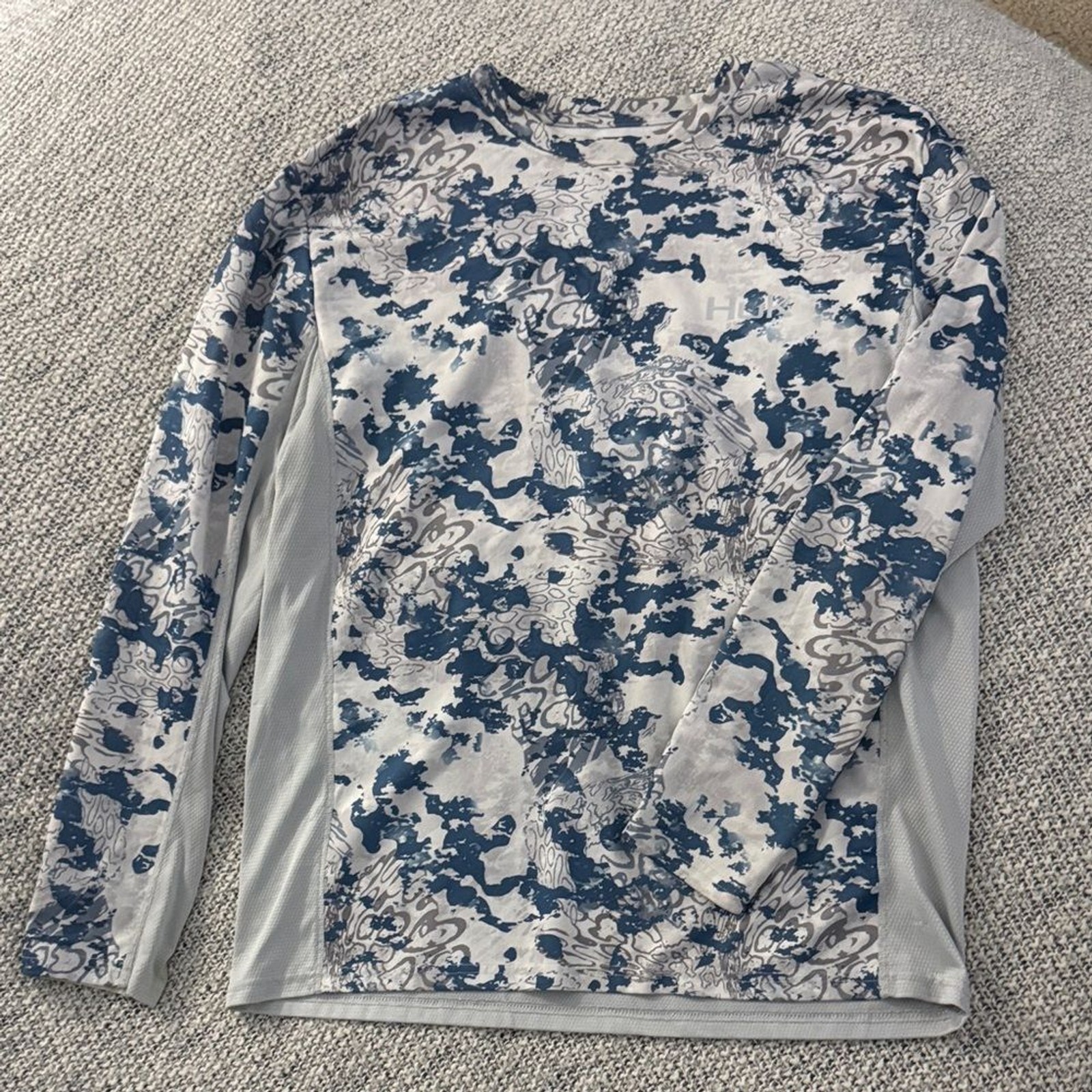 Huk Performance Fishing Shirt – Blue Camo Print – Size Large gallery