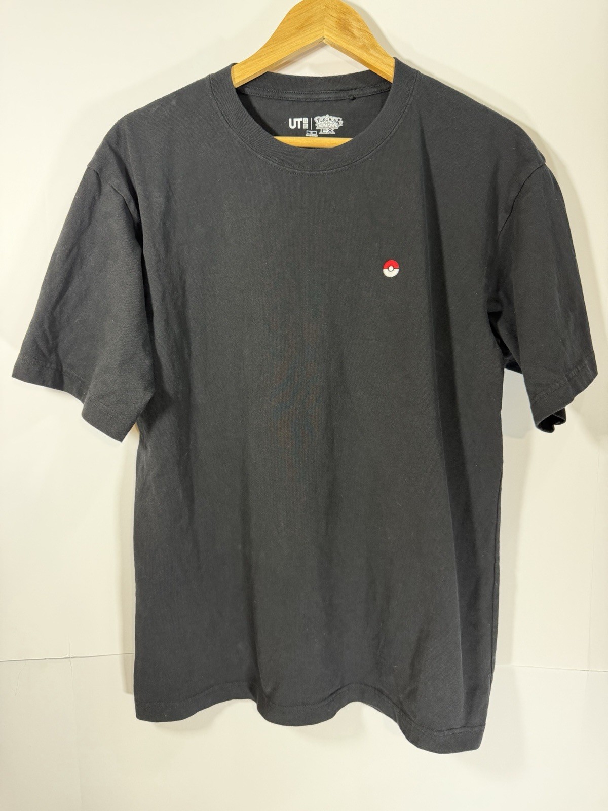 Uniqlo UT x Pokemon Masters EX T-Shirt Size M Black Villains Legendary Rayquaza