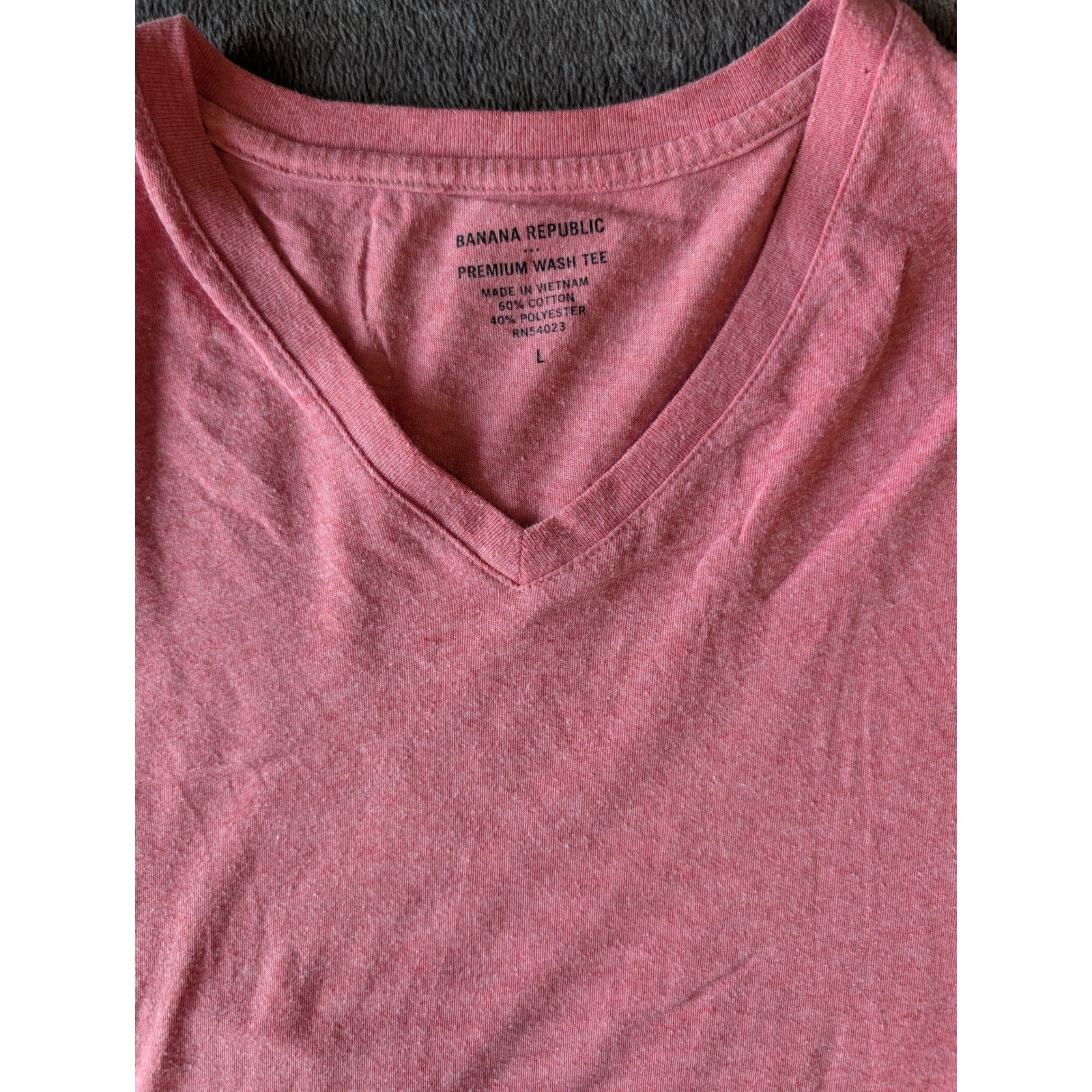 Banana Republic Mens Premium Wash V-Neck T-Shirt Heathered Coral Pink Large L gallery