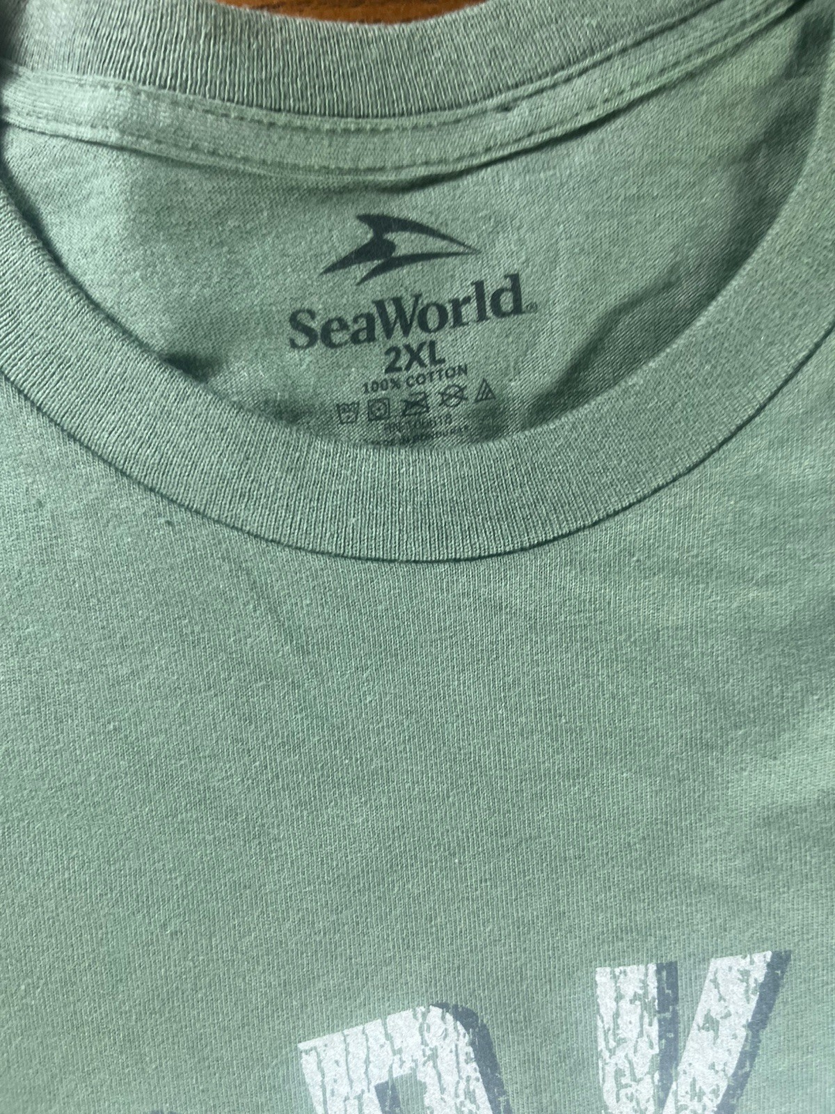 NEW Sea World Santa Body Walrus Christmas Green Graphic T Shirt Size 2XL NWT gallery