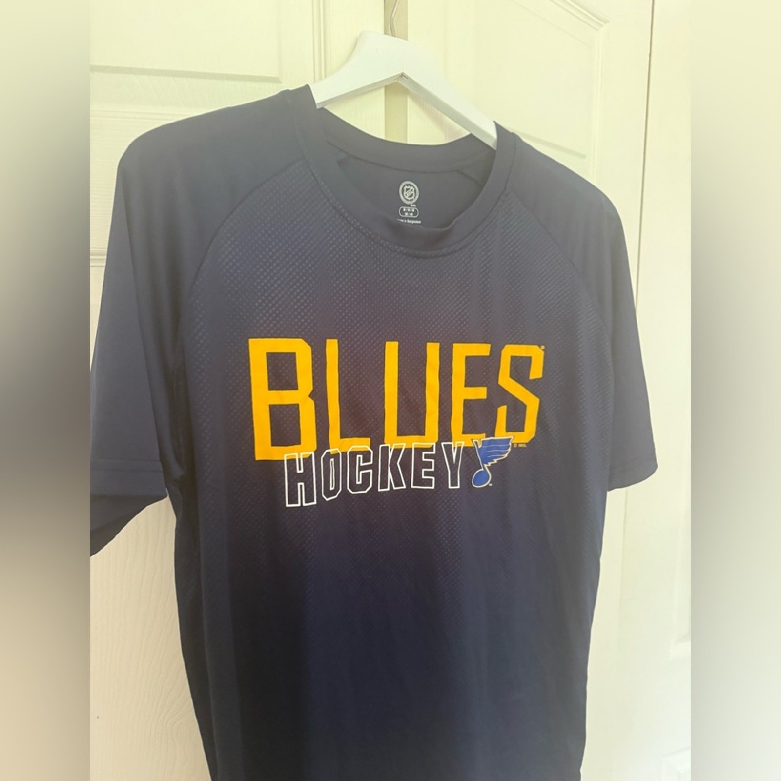 NHL St Louis Blues Hockey Dri-Fit Short Sleeve Shirt Athletic Wear Size Medium gallery