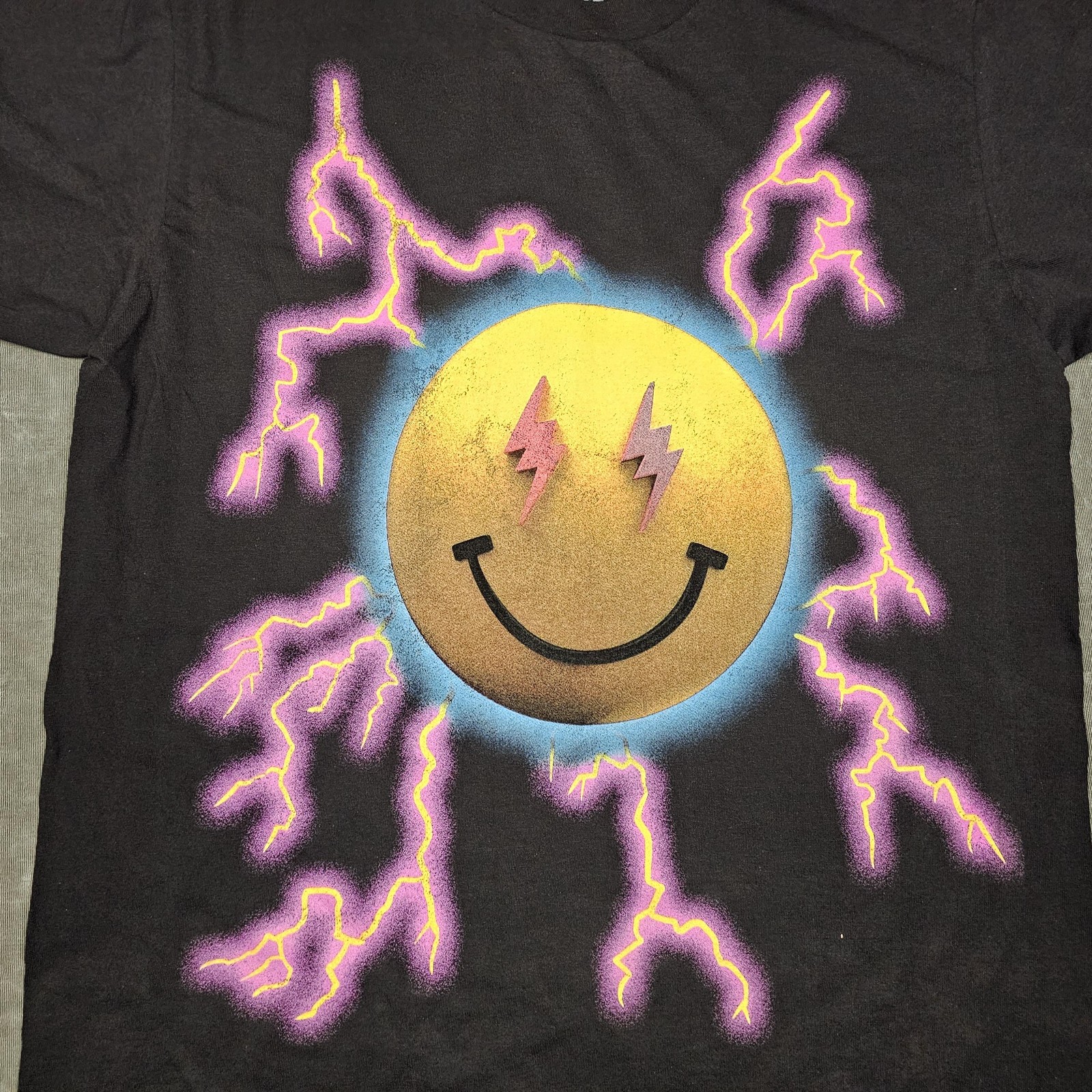 J Balvin Jose Tour Shirt Mens Large 2022 Concert Smiley Lightning Graphic Tee gallery
