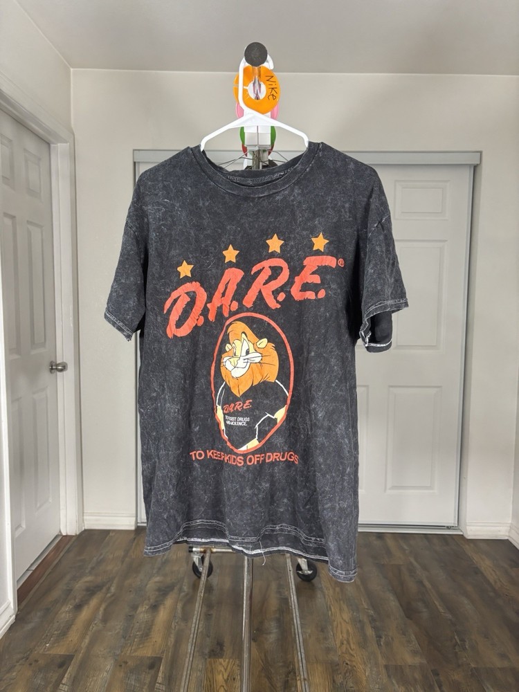 D.A.R.E. Logo Graphic Print Men’s Black Short Sleeve Crew Neck T-Shirt Size M