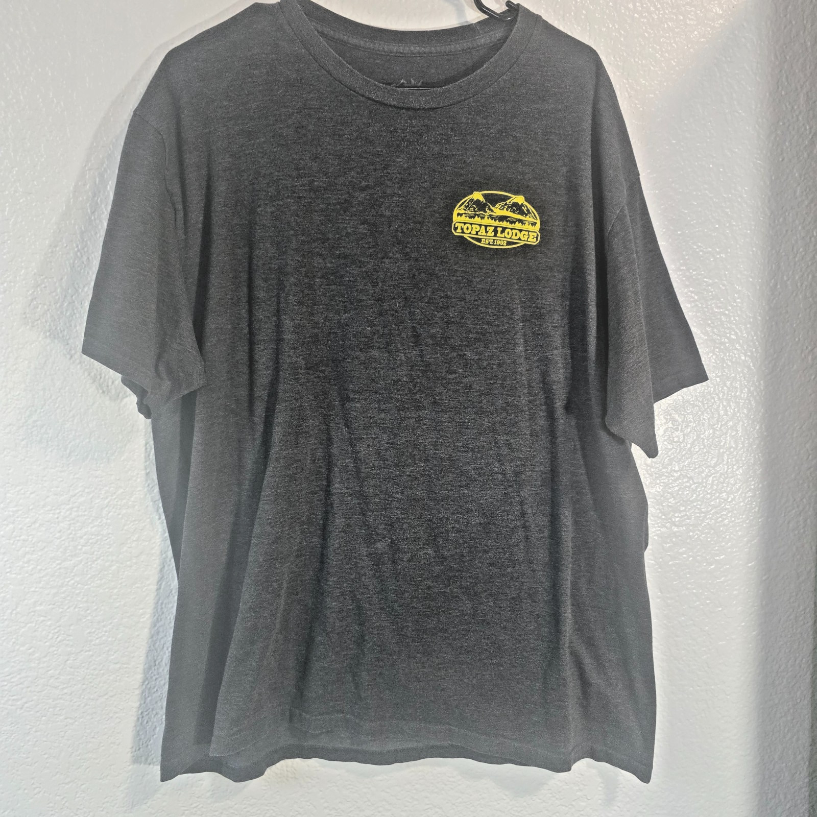 Topaz Lodge Trout Crossing Graphic T‑Shirt XXL Dark Gray Road Sign Fishing
