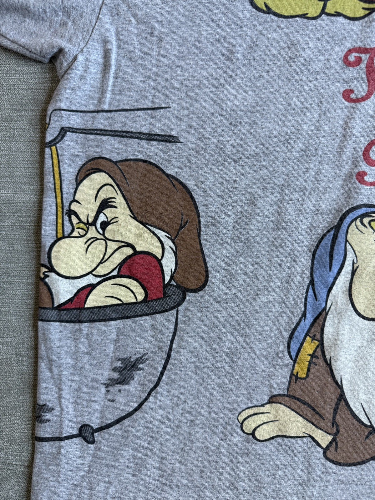 Vntg Disney Snow White & The Seven Dwarfs Sleep Gray T Shirt OSFA Disneyland gallery