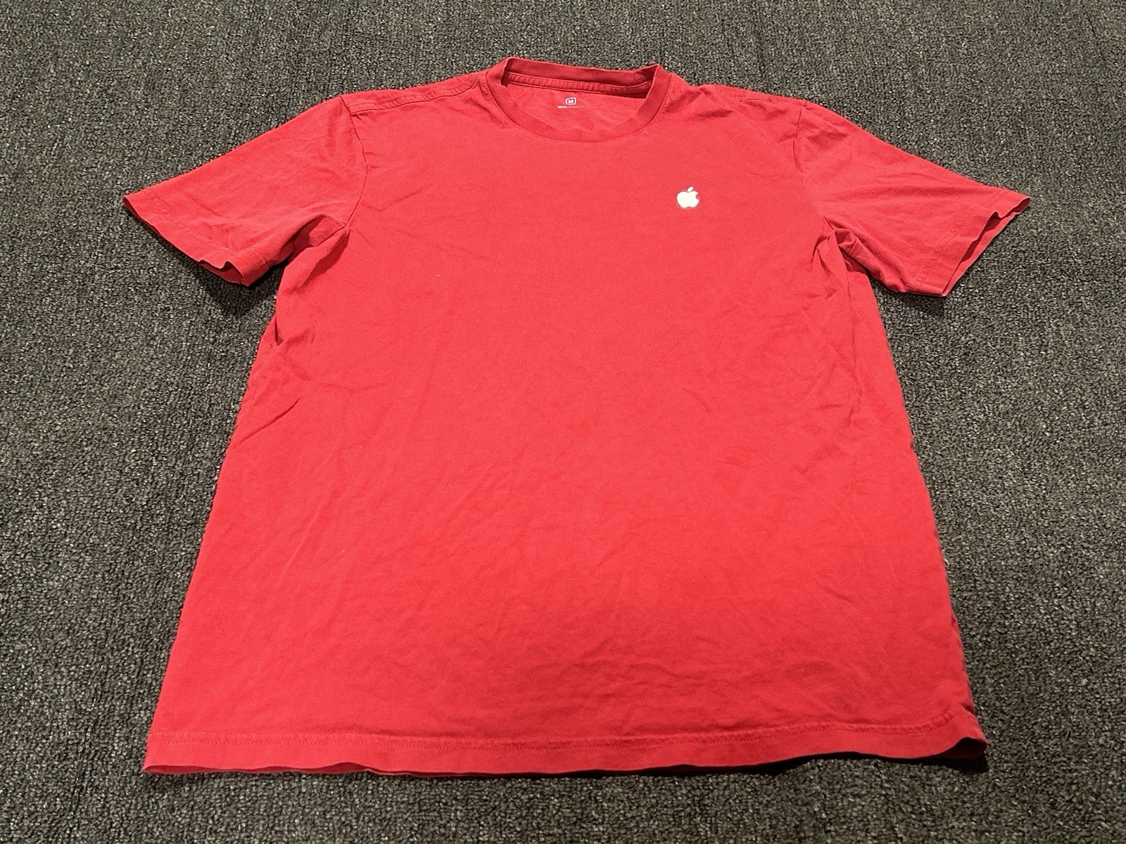 Apple Logo Shirt Mens Medium Red Crewneck Graphic T-Shirt Tee Apple Store