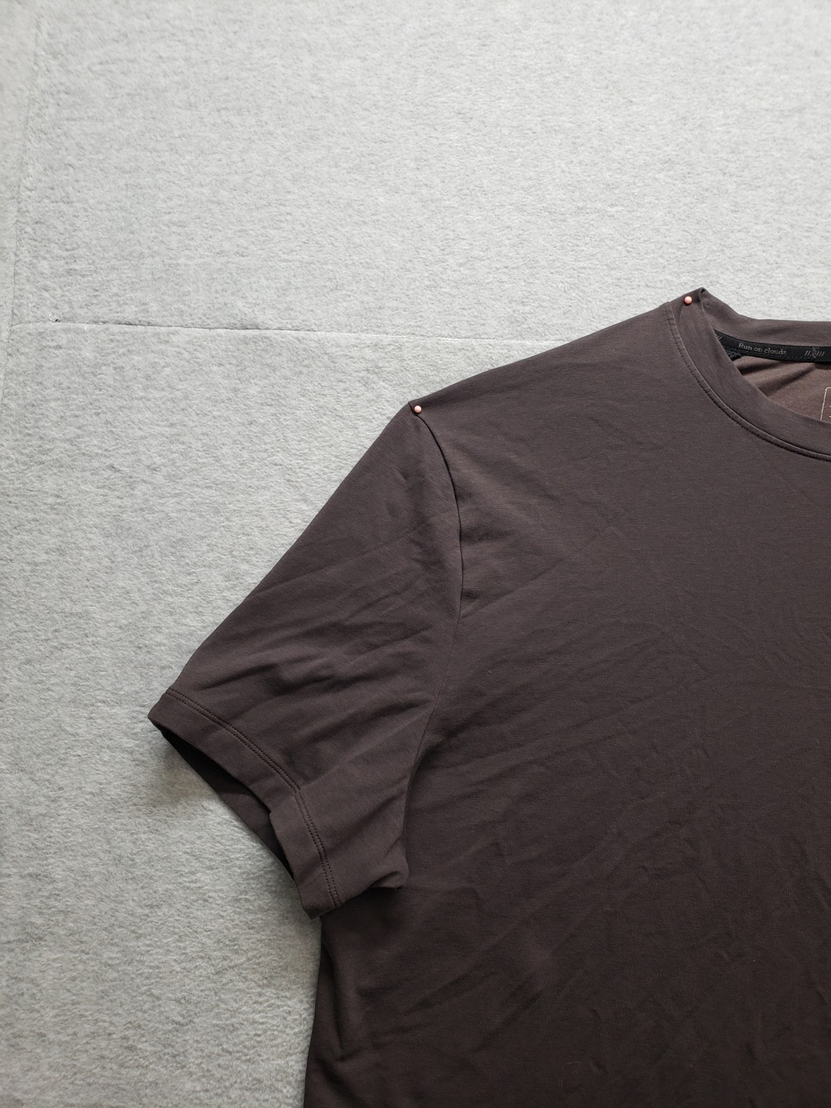 On Men T Shirt L Dark Brown Crew Neck Short Sleeve Pullover Stretch Logo Casual gallery