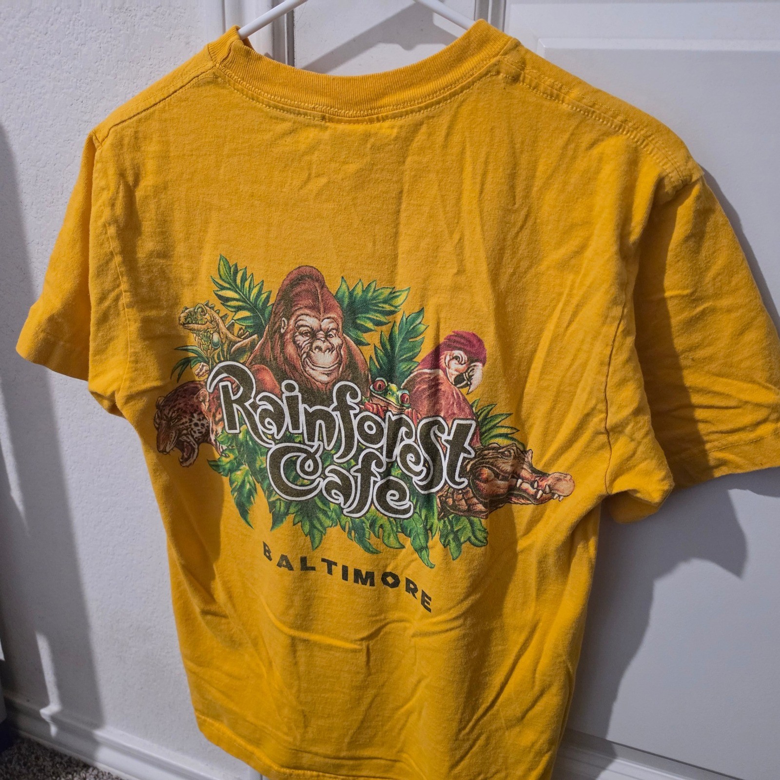 Rainforest Cafe Baltimore Graphic T-Shirt Mens Small Yellow Vintage Souvenir Tee