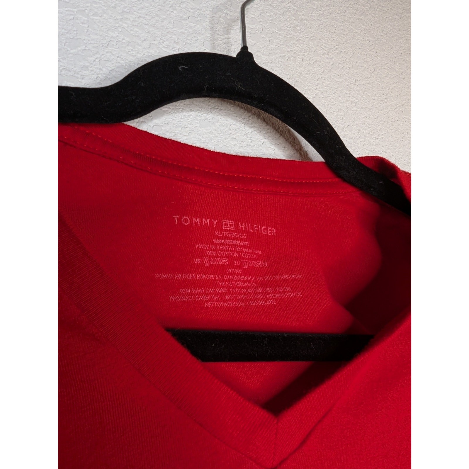 Tommy Hilfiger Men's Cherry V Neck Basic Tee XL Travel Casual Beach Preppy Chic gallery