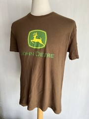 JOHN DEERE (2017) Official Men’s USA Tractors Farm Deer Logo T-Shirt Size Medium