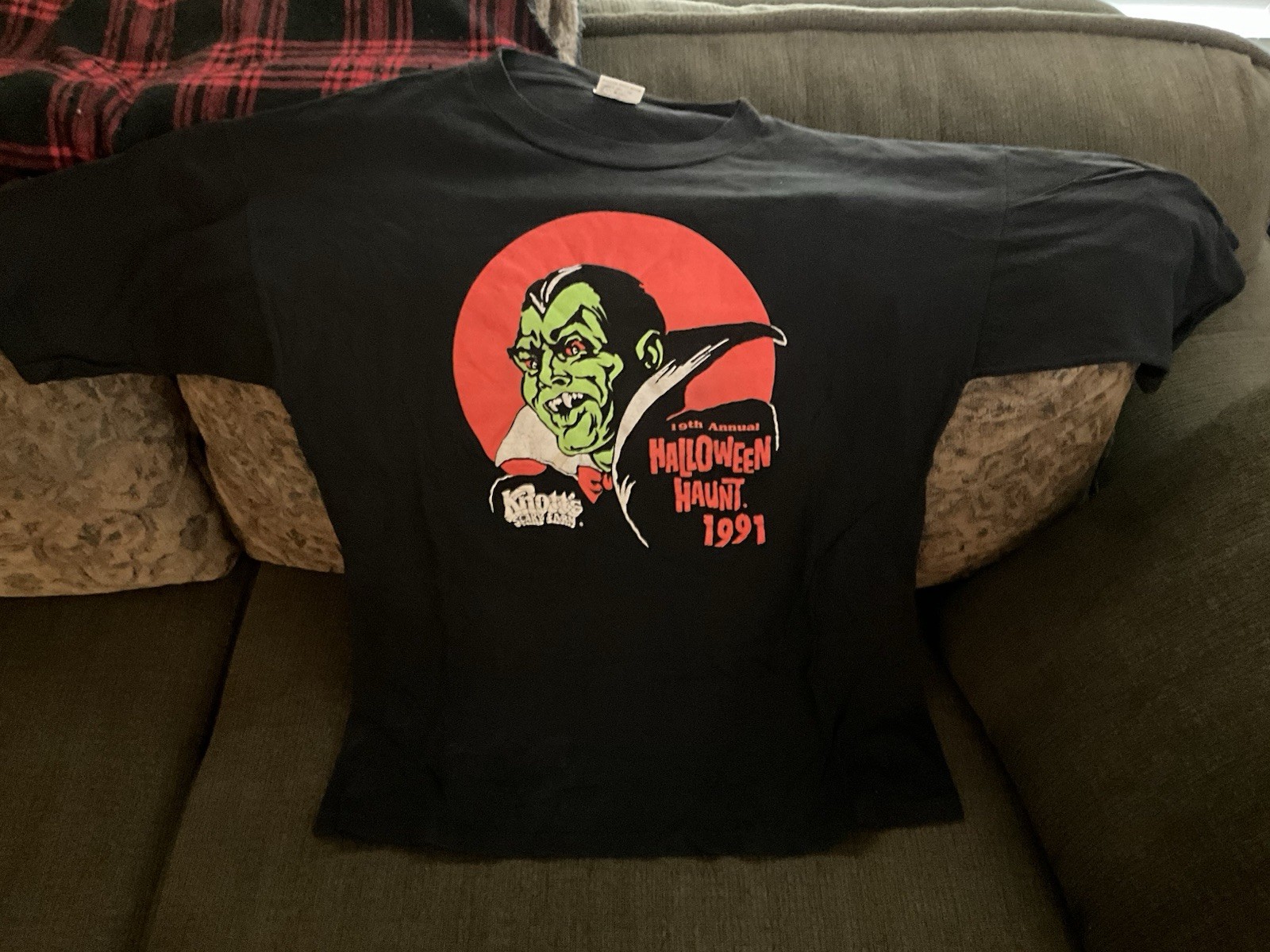 Vintage Knotts Scary Farm 19th Annual Halloween Haunt Dracula Large T-Shirt 1991 gallery