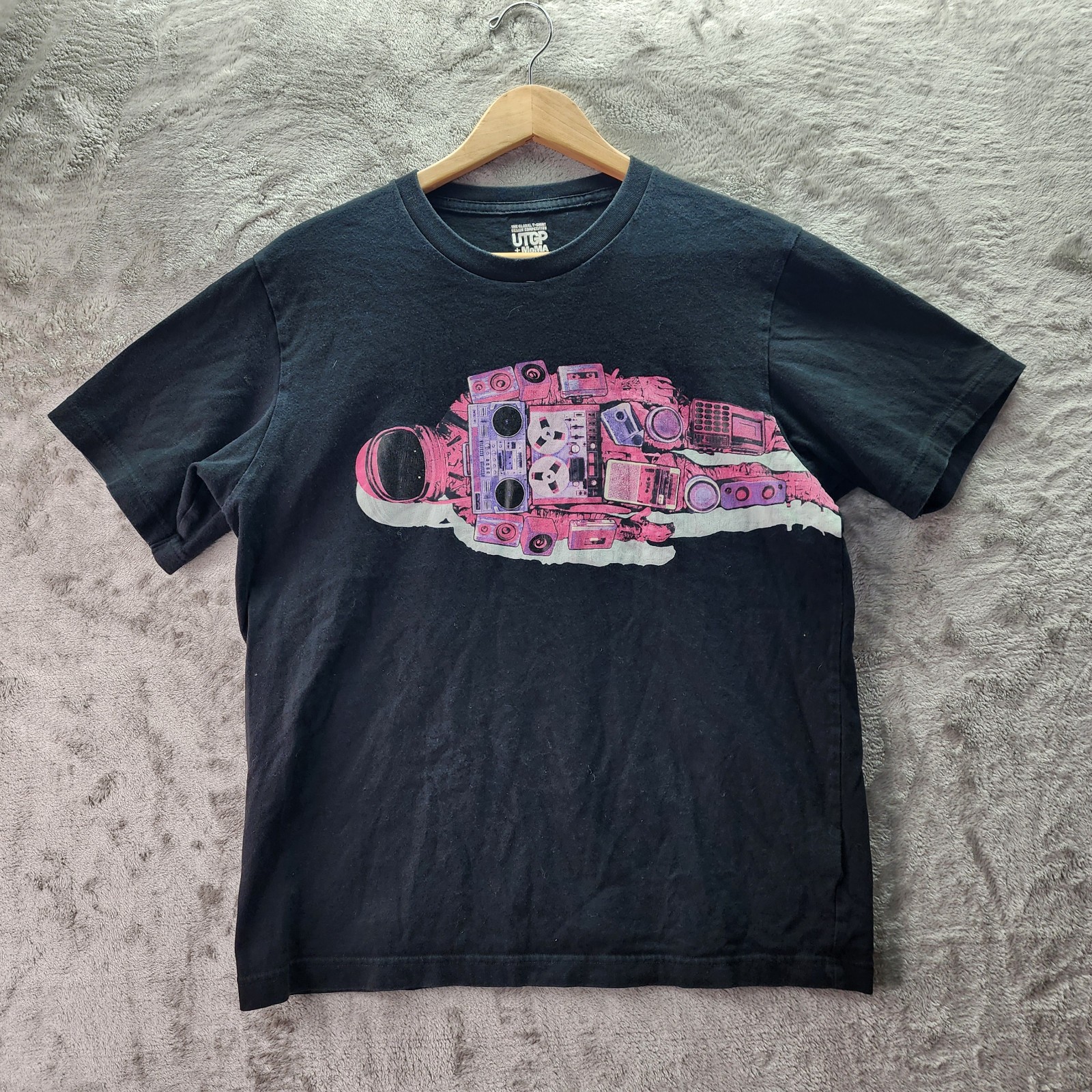 UNIQLO UTGP MoMA Astronaut Boombox Graphic Tee Men’s Medium Black Space Shirt gallery