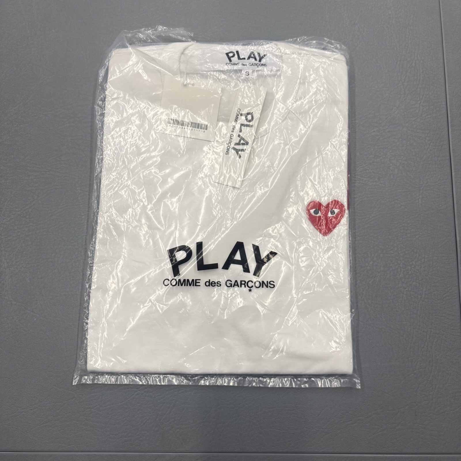 COMME DES GARCONS CDG PLAY HALF HEART TEE AZ-T034-051-1. ***FREE SHIPPING*** gallery