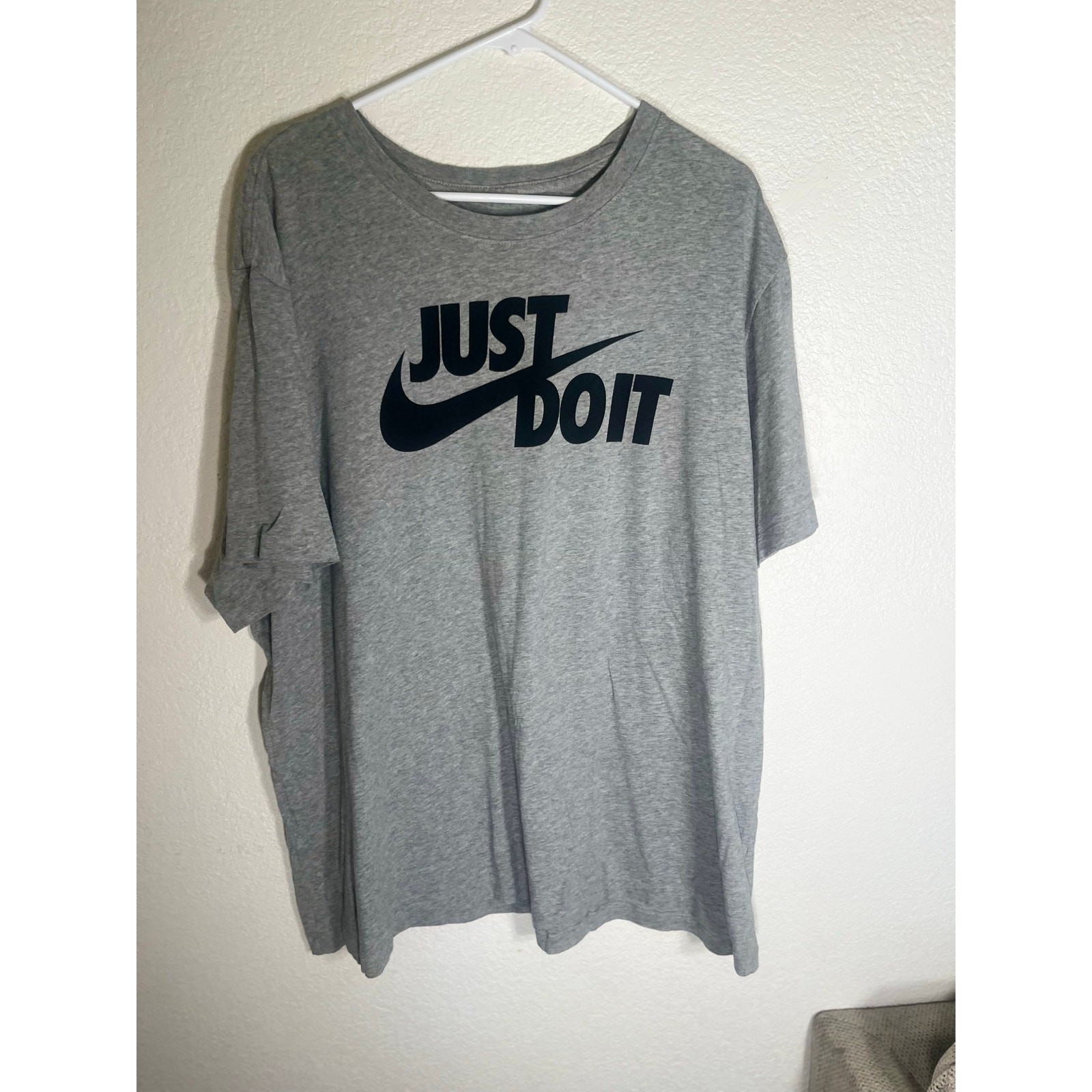 Nike XXL grey mens T-Shirt w/black design-used good condition gallery