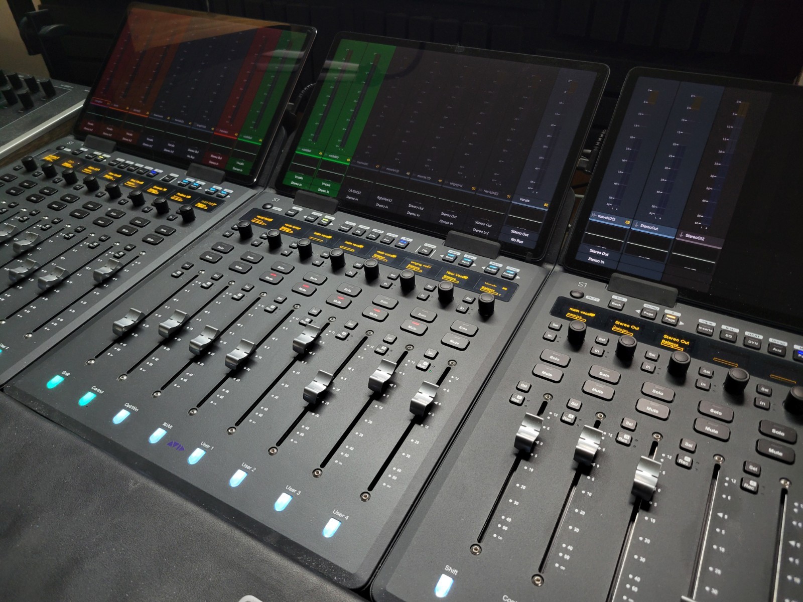 Avid S1 8-Fader with Tablets, 3 Rows Available