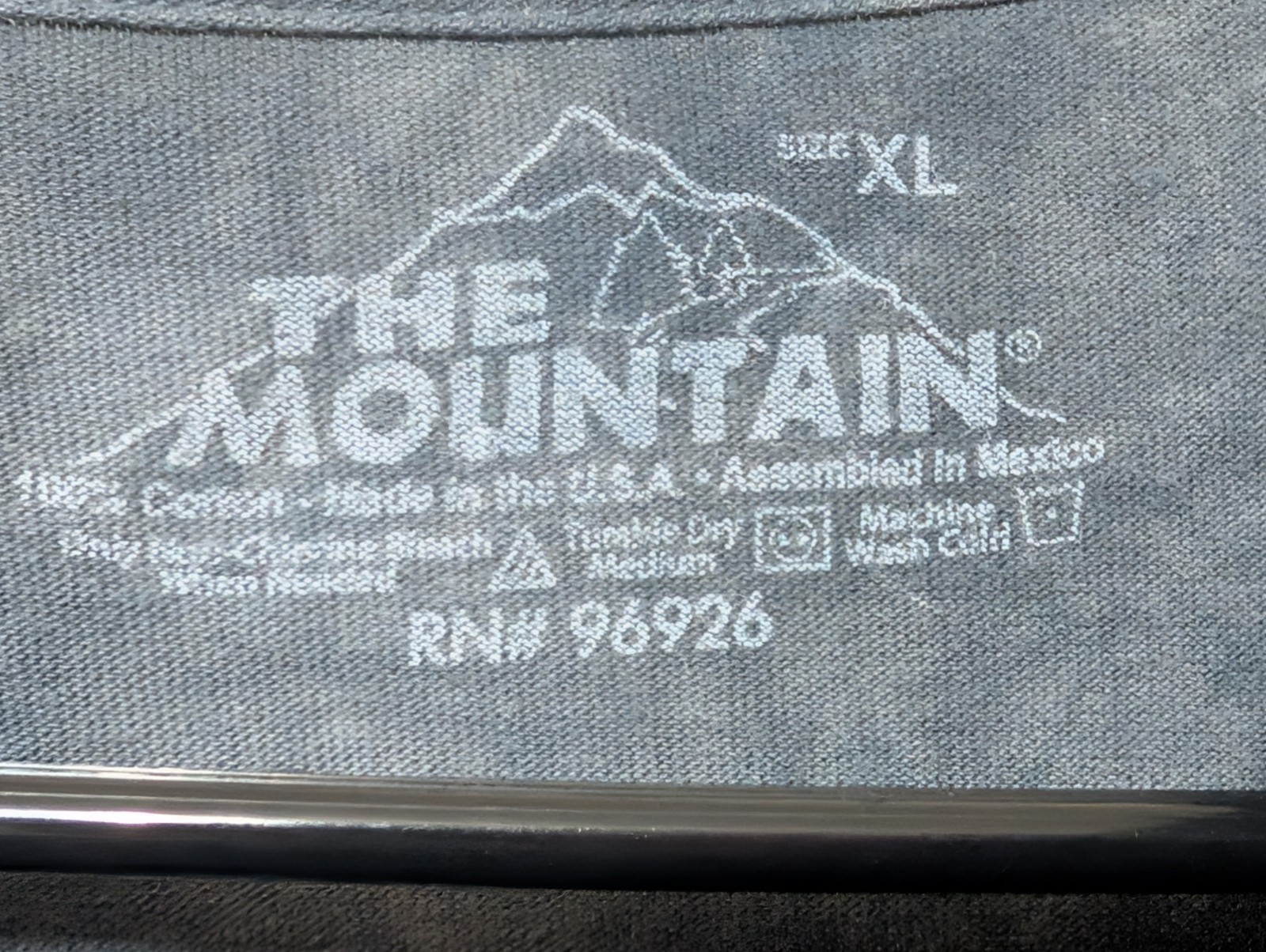 The Mountain Mens T-shirt Gray Two Wolves Howling Retired Logo XL #6713 gallery