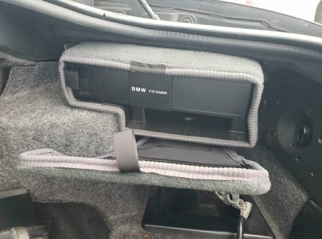96-02 BMW E36 Z3 Roadster 6-DISC CD CHANGER OEM With Cover