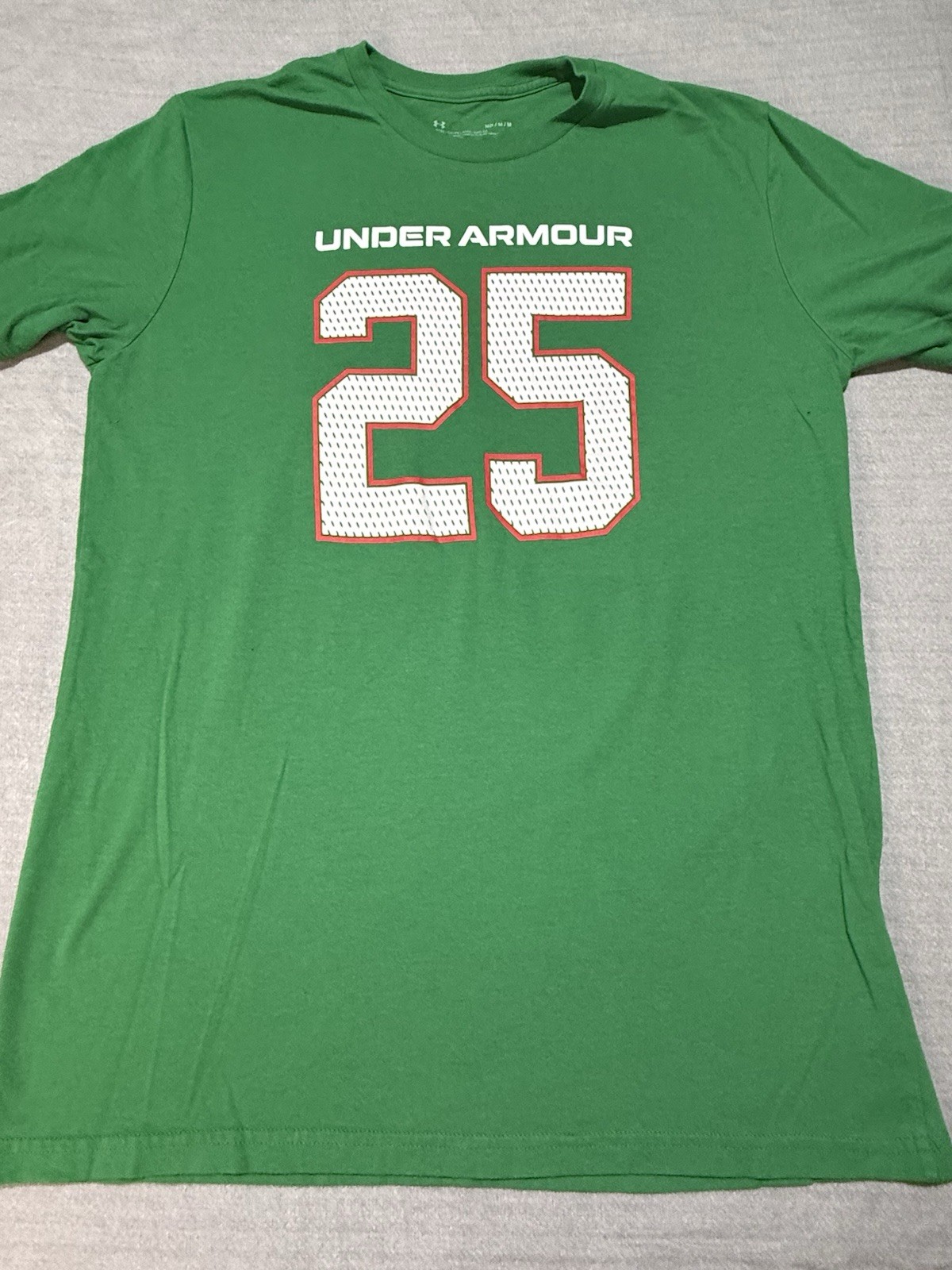 Under Armour Claus 25 Graphic Jersey Style Christmas T-Shirt Men’s Green Tee M