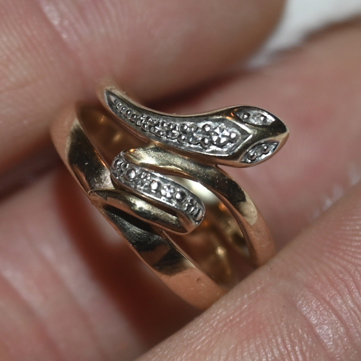 9ct Gold Snake Ring with Natural Diamonds – Size O – 4.17g