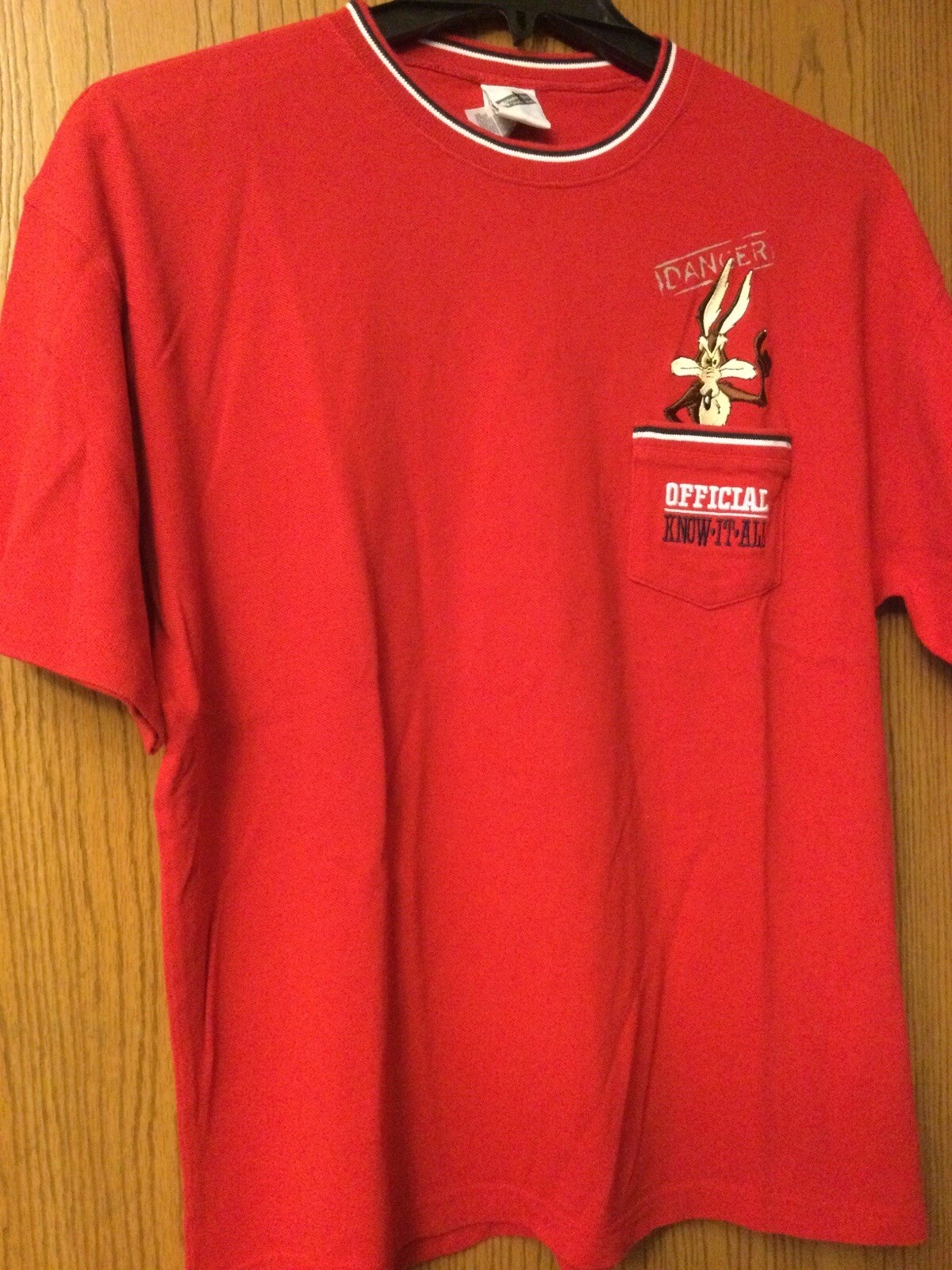 Wile E. Coyote (Warner Bros.) – Red Shirt With Pocket – Embroidered – XL