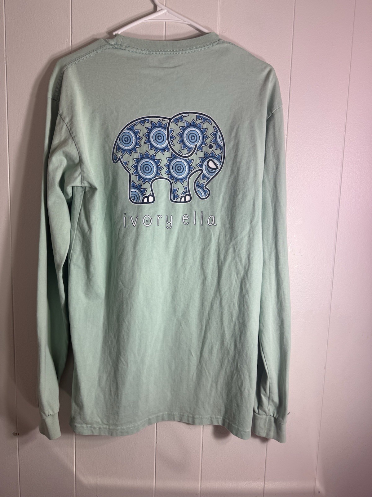 Ivory Ella Green Elephant Graphic Logo Long Sleeve Pocket Crew Neck Tee M gallery