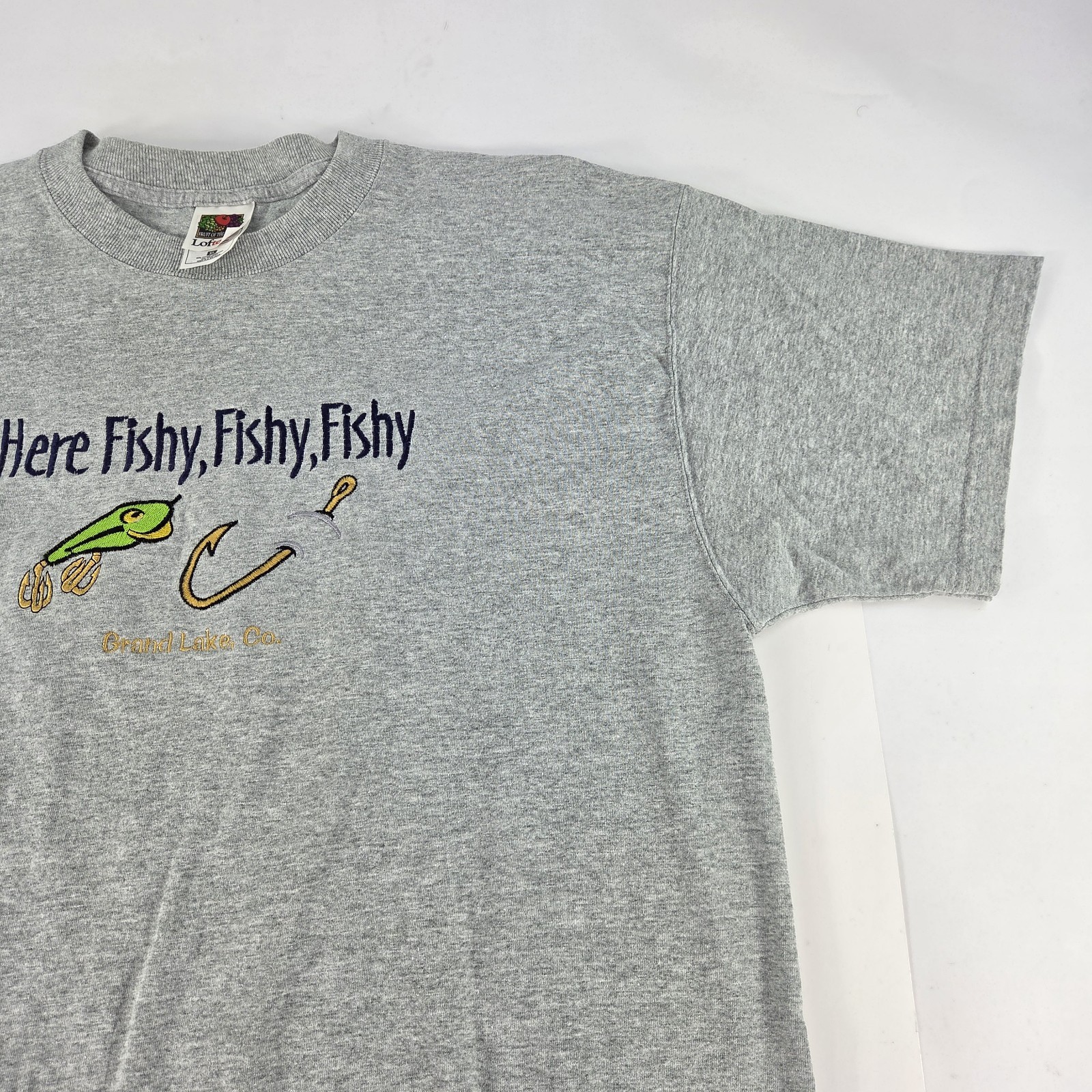Here Fishy Fishy Embroidered Fishing Size XL Fruit Of The Loom T-Shirt Mens Gray gallery