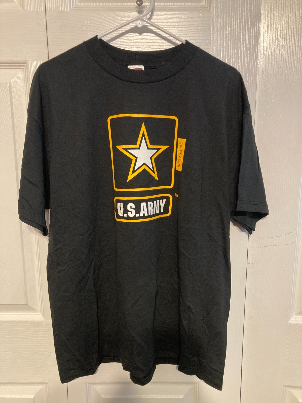 US ARMY BLACK TEE SHIRT W/LARGE STAR ON FRONT AND USA FLAG ON BACK SEE PIX