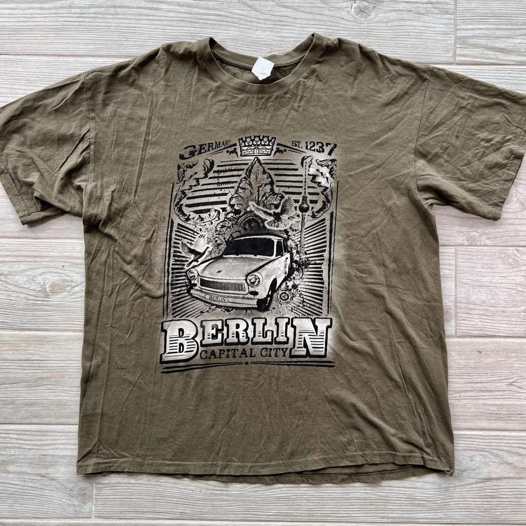 B&C Collection Mens Olive Berlin Trabant 601 Graphic Short Sleeve Tee Size XXL gallery