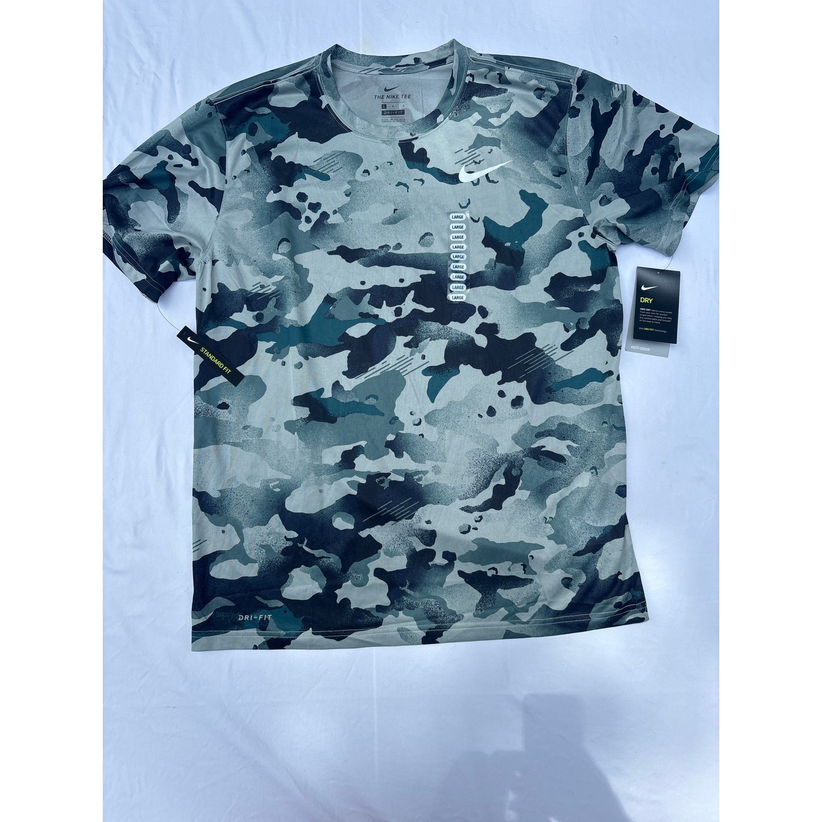 NWT Men’s Dri Fit Nike Camo T shirt. Size Large. Ships fast!! gallery