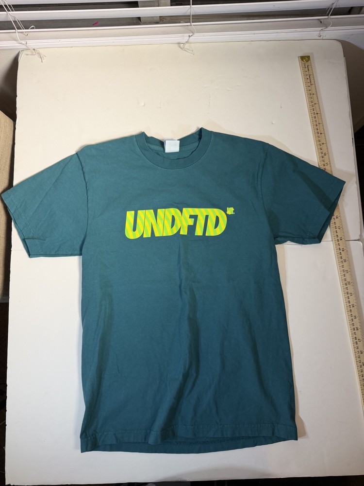 Undefeated Shirt Men’s Size Small Green Graphic Tee Short Sleeve Skater USA