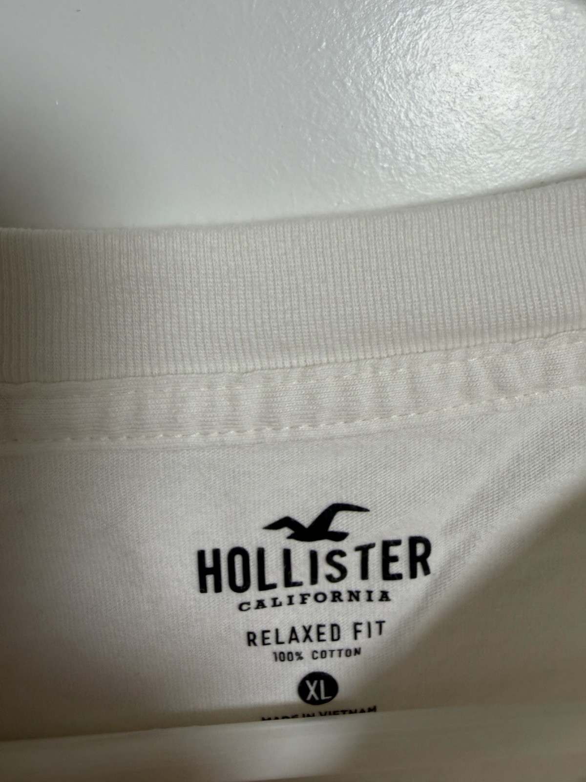 Hollister Men's XL White Relaxed Fit Chicago Graphic Crew Neck Cotton T-Shirt gallery