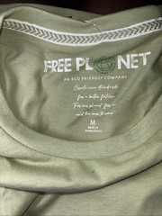 Free Planet – T Shirt “MEDIUM” Enjoying A Beer With Friends On The Beach