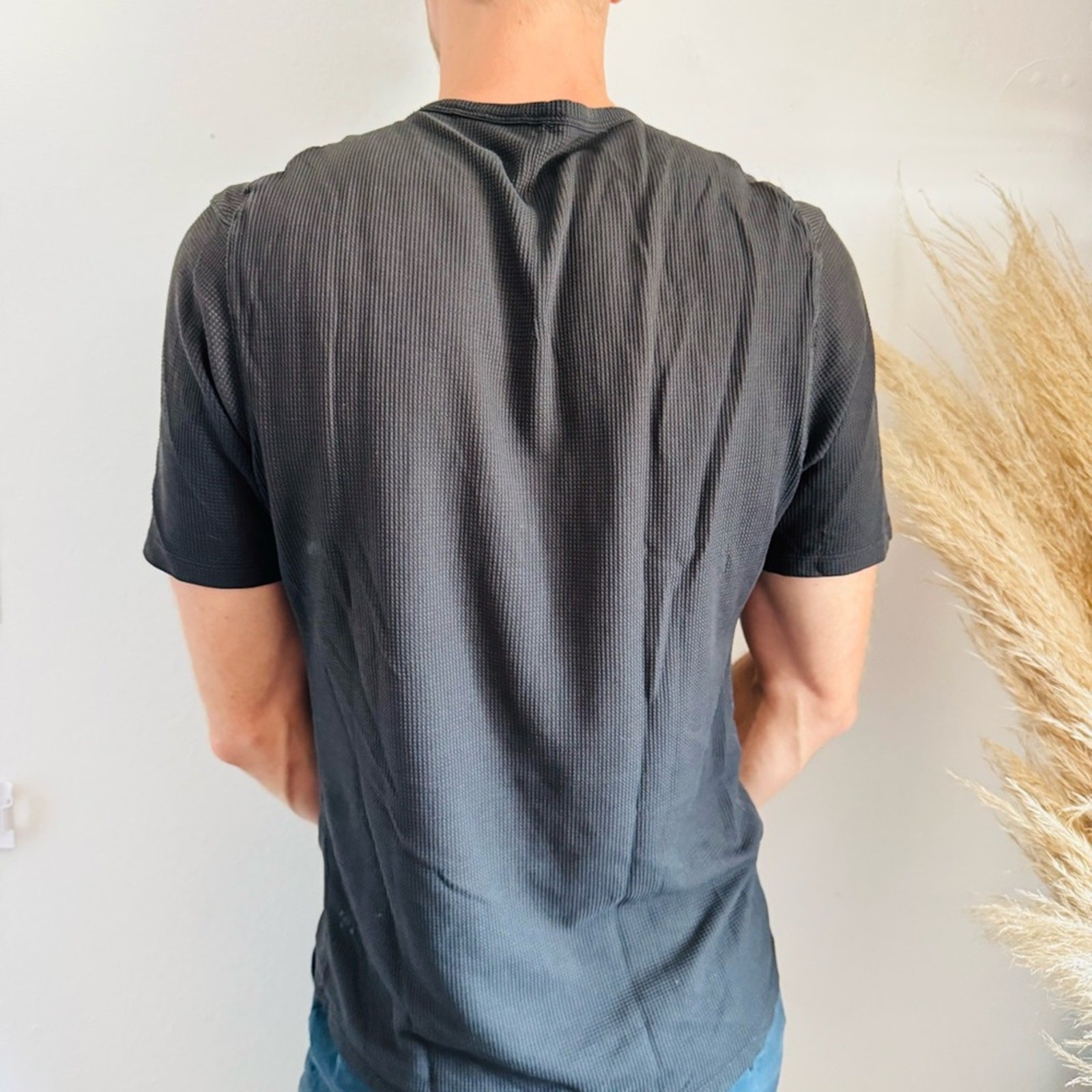 MEN LULULEMON Black Graphite Grey Waffle Knit Gym Active Workout Tee Shirt Top S gallery