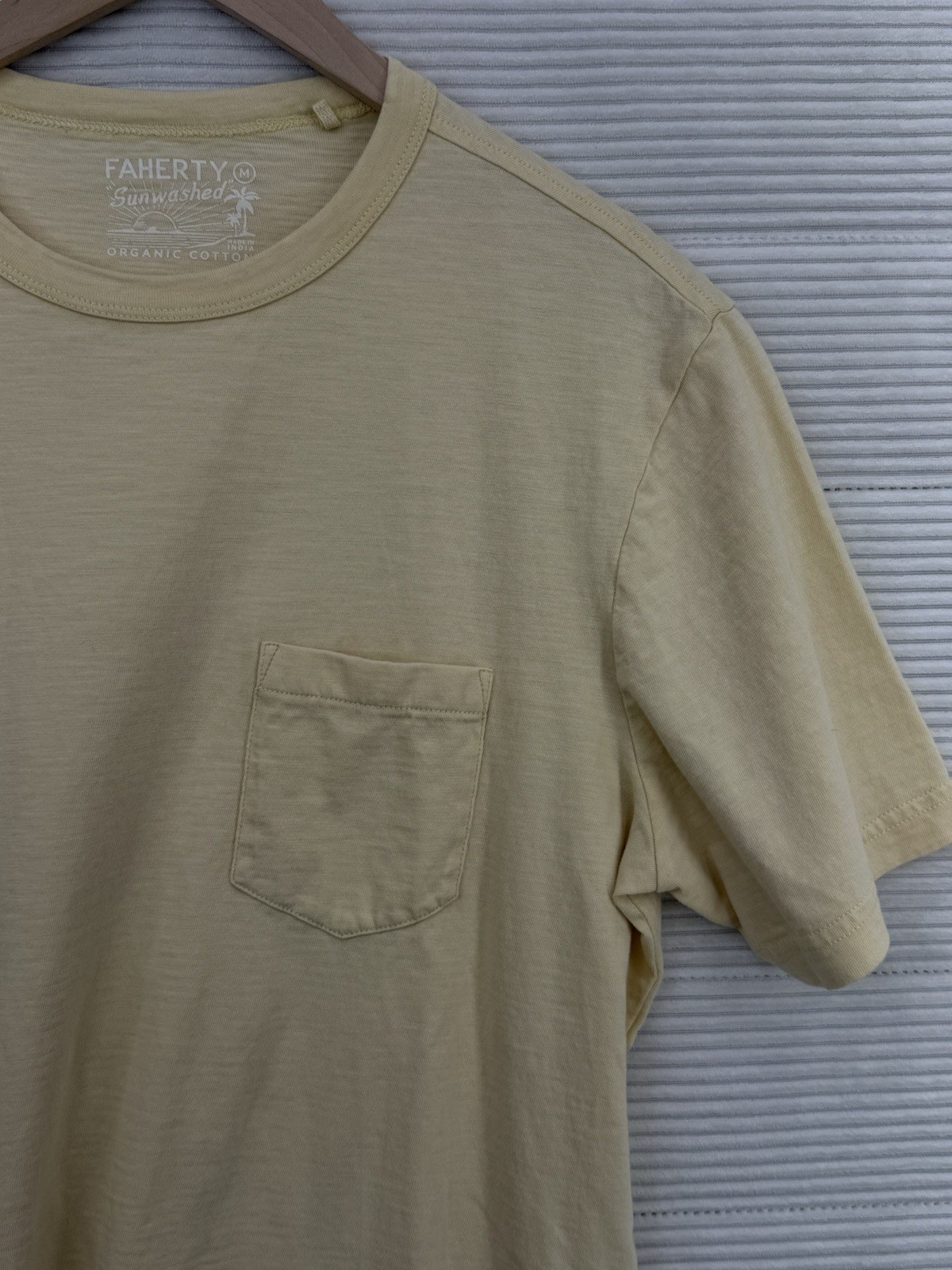 Faherty Men’s Sunwashed Organic Cotton Pocket T Shirt Pale Yellow Size M gallery