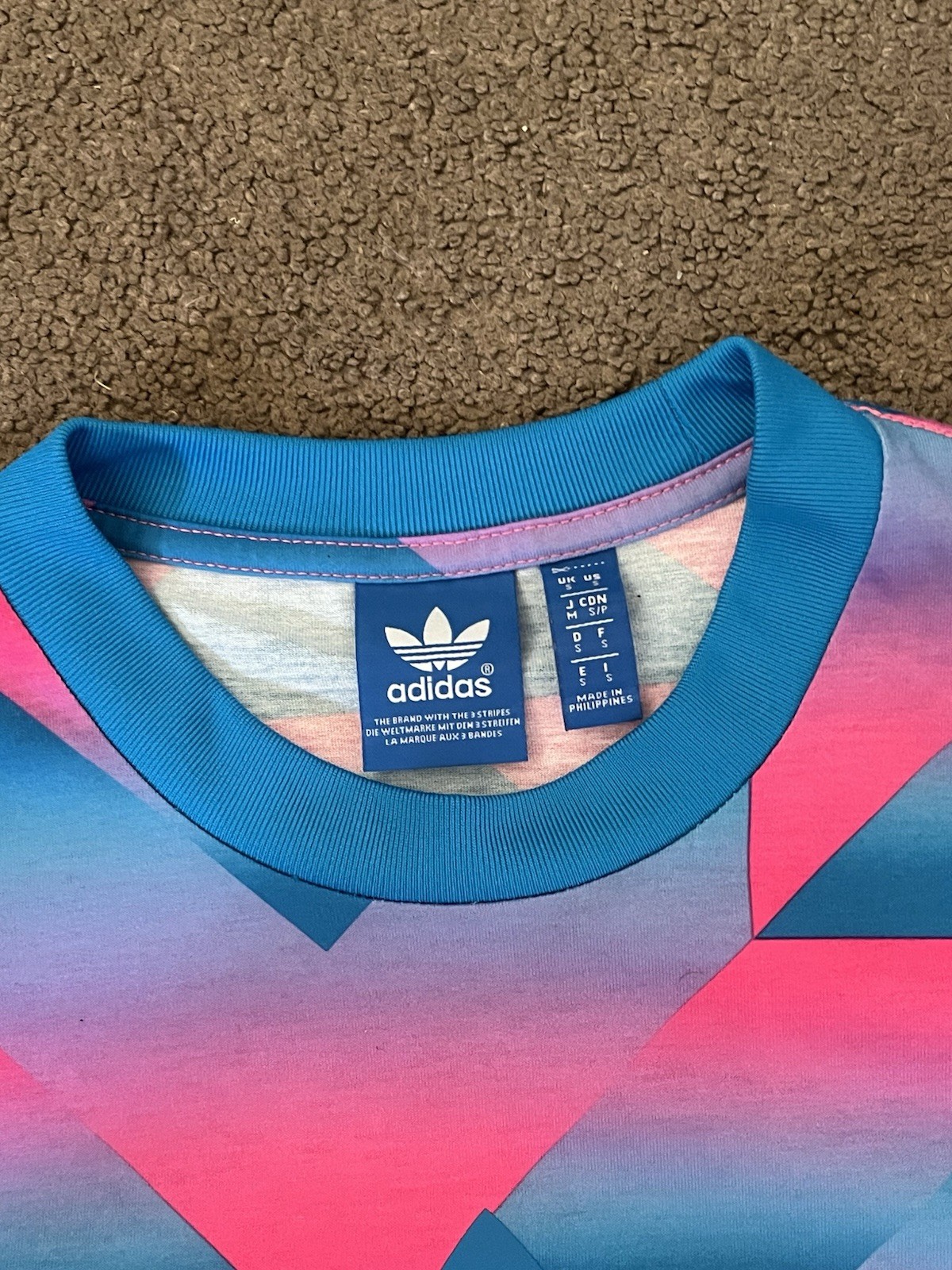 NWOT Sz Sm Unisex ADIDAS Originals Chevron Trefoil Graphic T-Shirt Pink Blue gallery