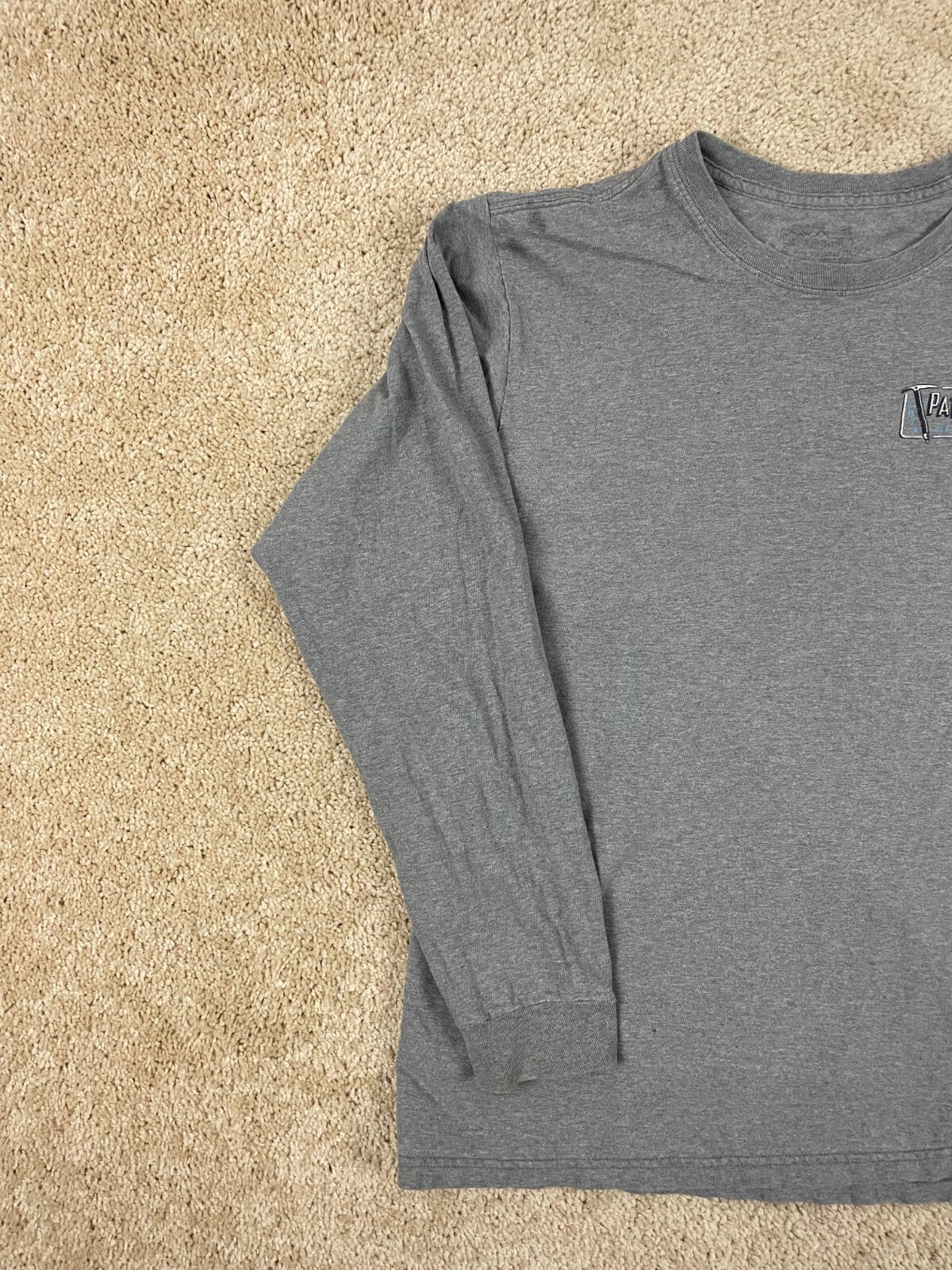 Patagonia T-Shirt Mens Size 40 Regular Fit Crew Neck Cuff Long Sleeve Logo Gray gallery