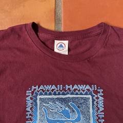 DELTA SOFT Mens Large Burgundy Red Graphic Print T-Shirt HAWAII SURFER Tee EUC