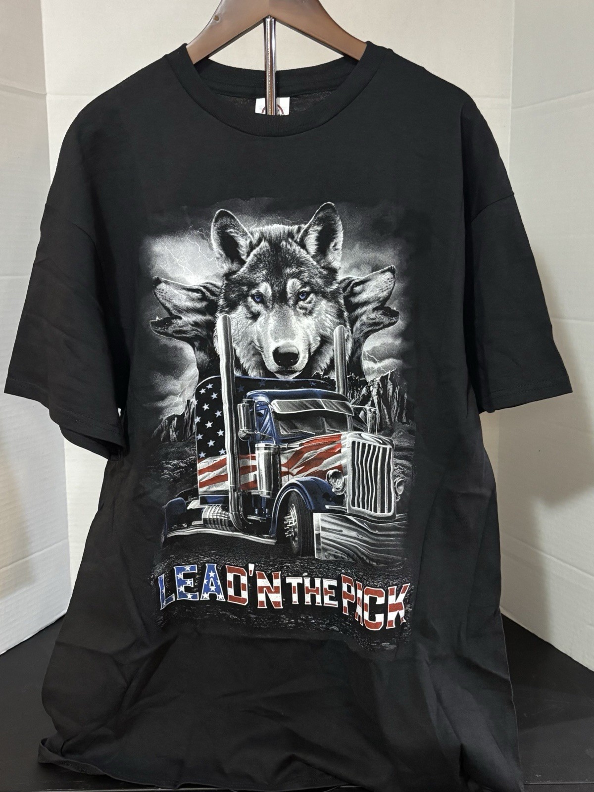 Lead’n The Pack Black T-Shirt Size L Trucker Wolf USA Themed