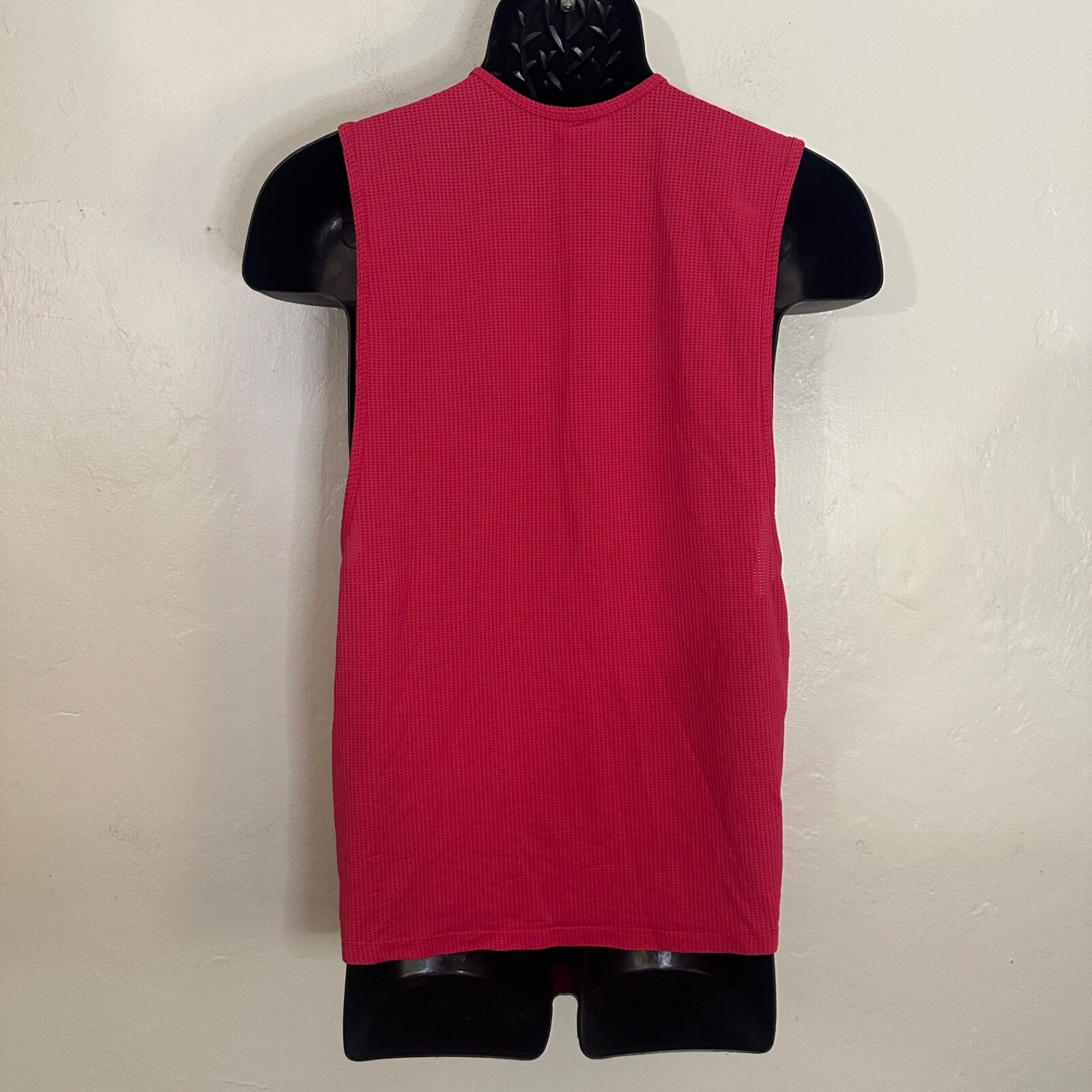 Tulio Mesh Sleeveless T Shirt Small Gently worn 94% polyamide / 6% spandex gallery