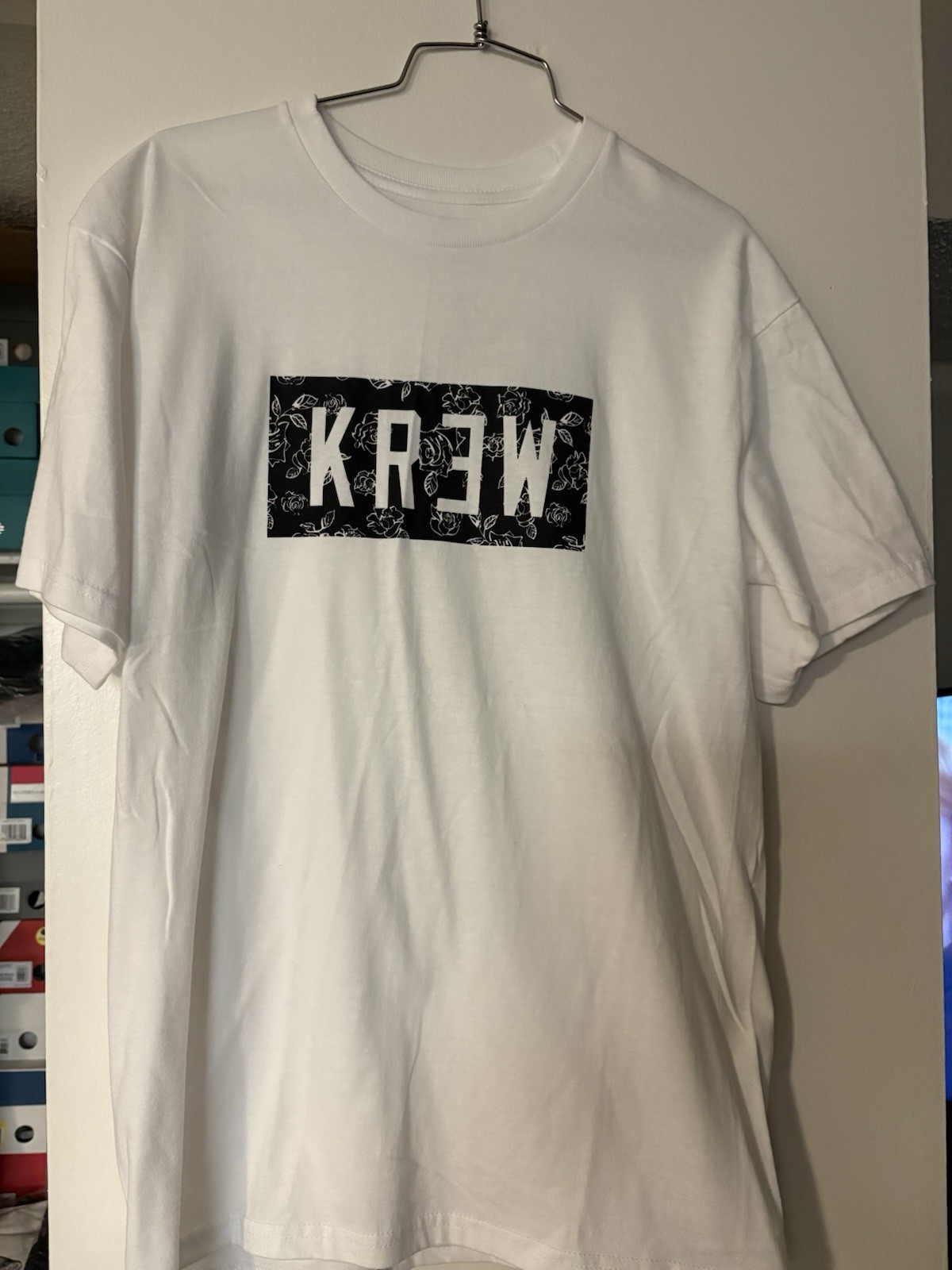 KR3W White T-Shirt Medium Floral Box Logo Graphic Tee New Without Tags gallery