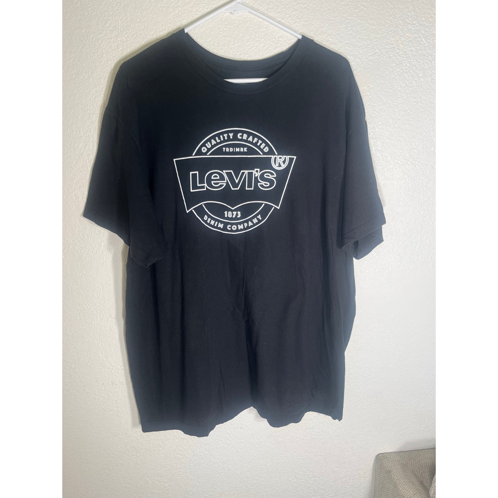 Levi's XXL mens black T-shirt w/graphic design-used good gallery