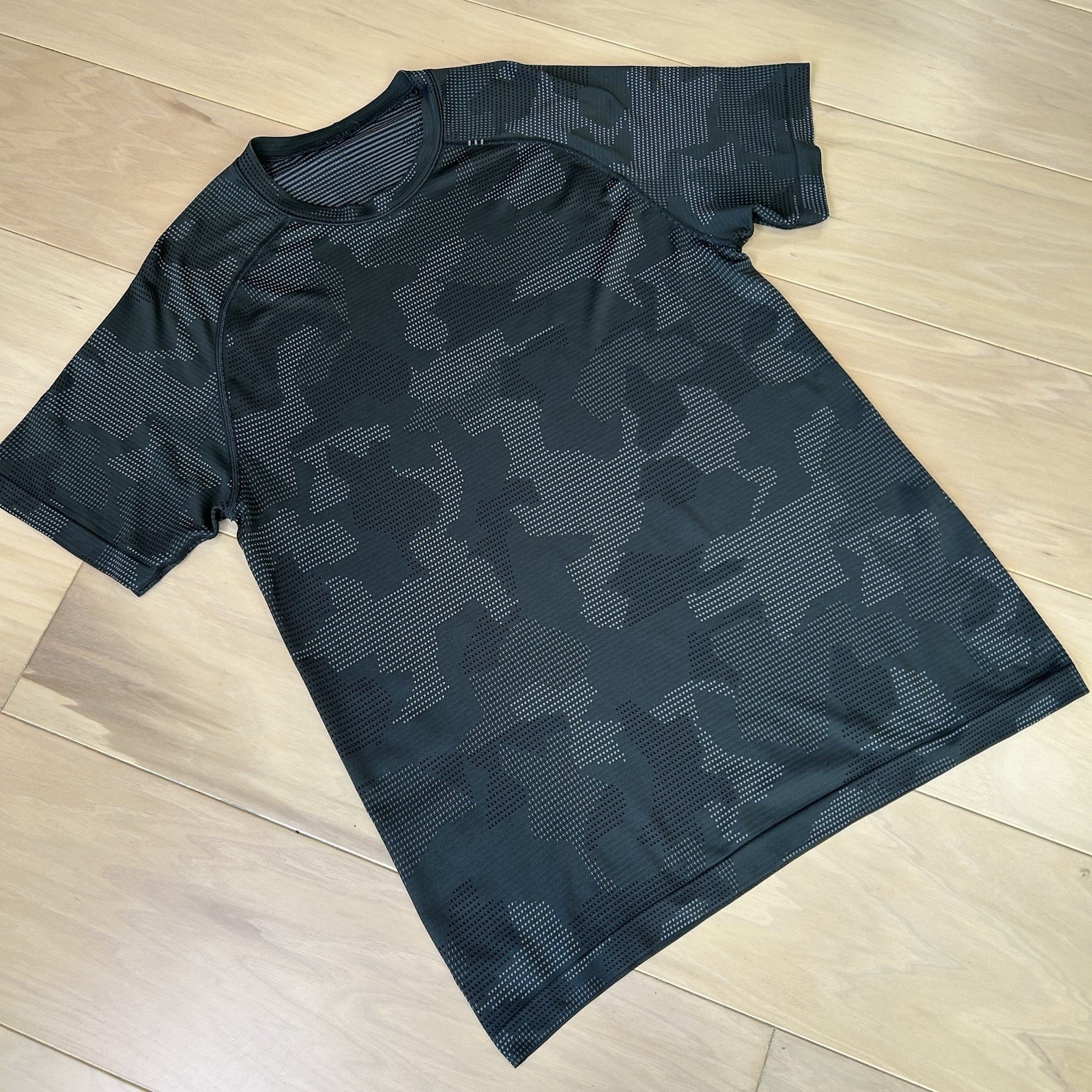 Lululemon Metal Vent Shirt Short Sleeve Men’s Medium gallery