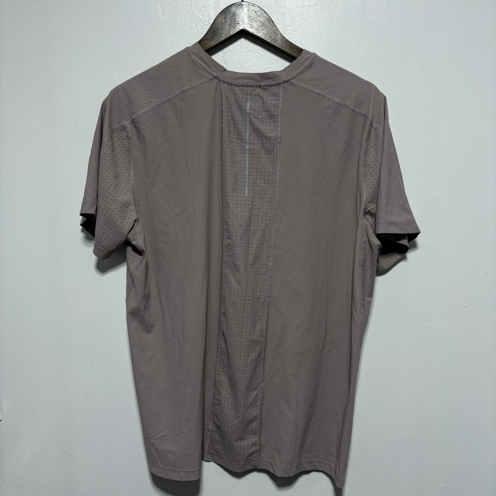 VRST Shirt Mens M Purple Performance Lightweight Breathable Stretch Gym Active gallery