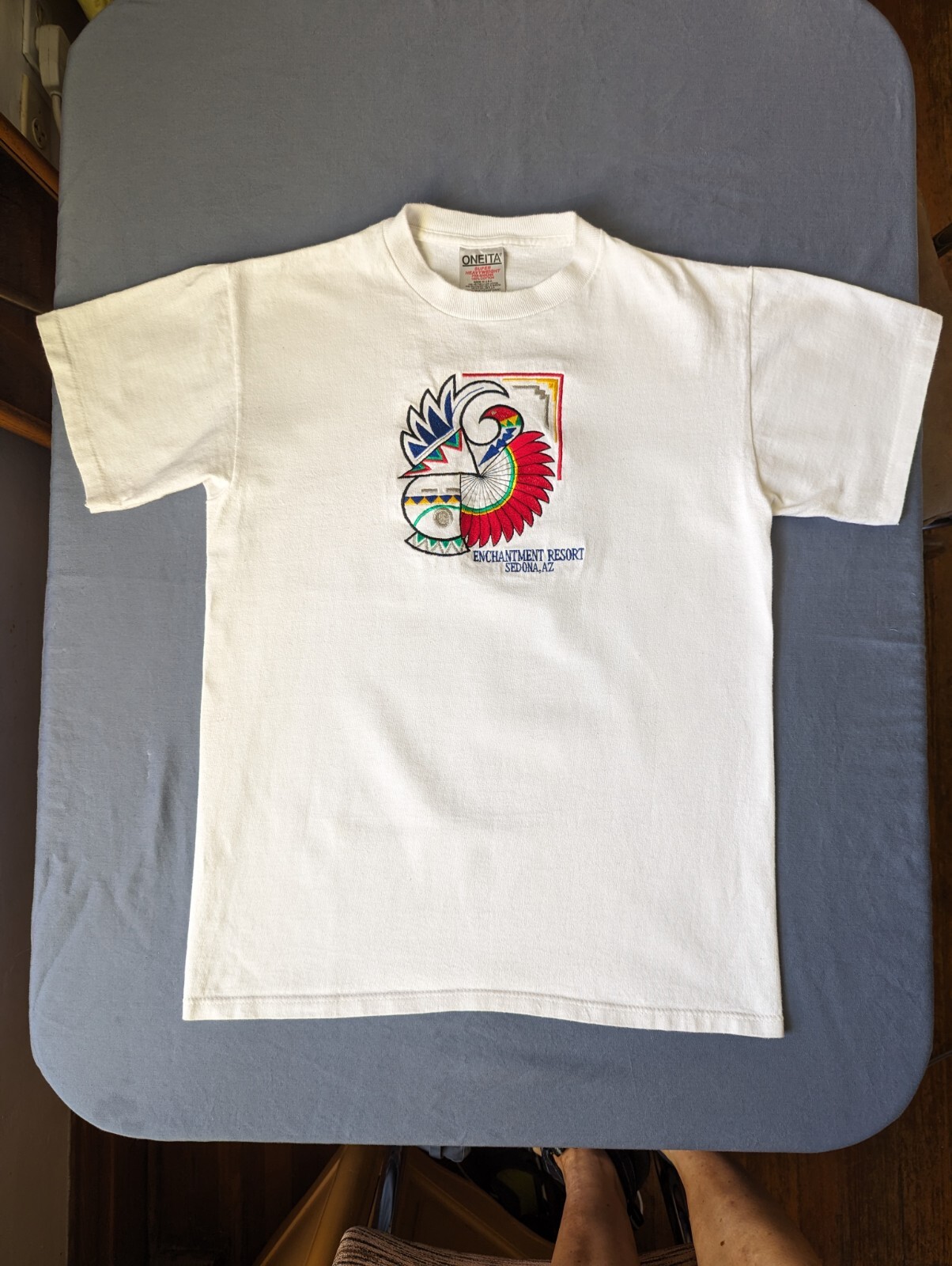 Enchantment Resort Sedona AZ Embroidered Abstract T-shirt Med. White - GUC gallery