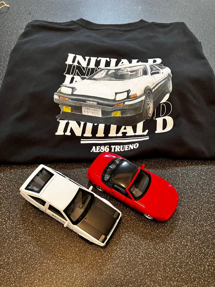 Initial D Panda Trueno AE86 & Red Eunos Roadster NA Diecast + 30th XL T-Shirt