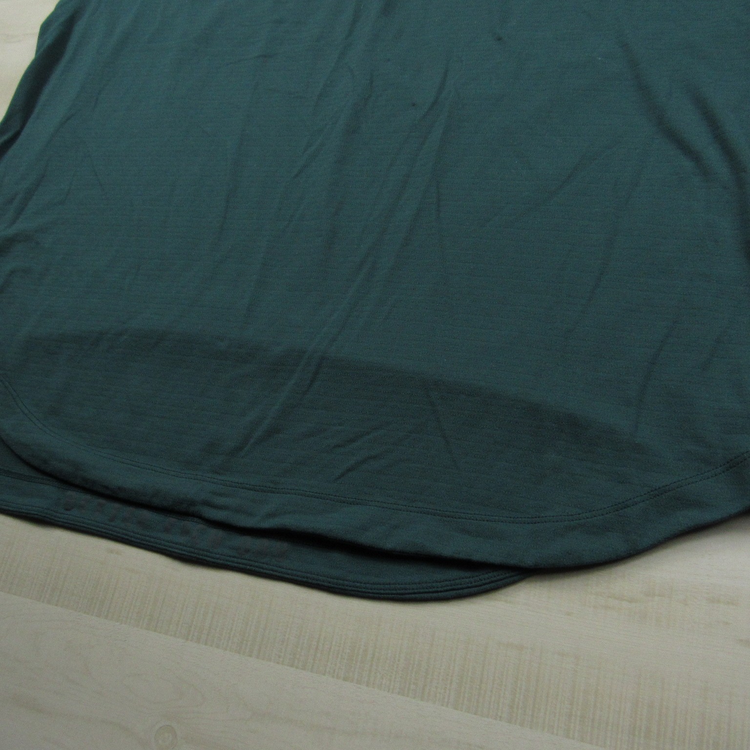 Lululemon Shirt Mens Extra Large Green Long Curved Hem Tech Performance Stretch gallery