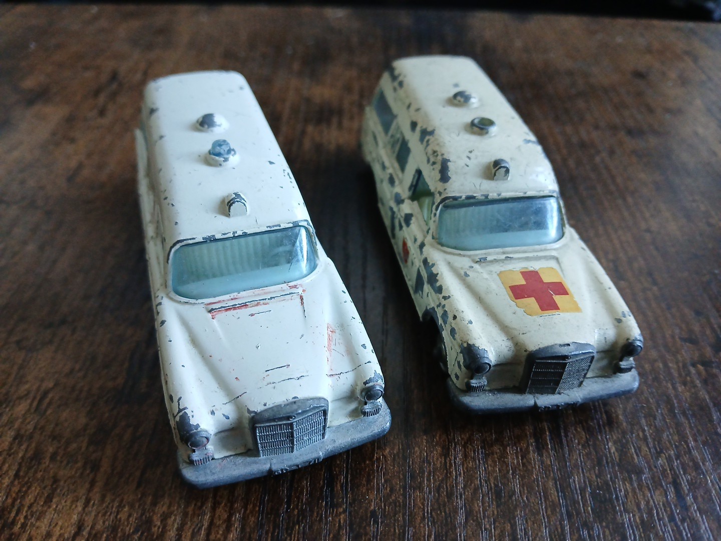 MATCHBOX KING SIZE K6 MERCEDES BENZ BINZ AMBULANCE