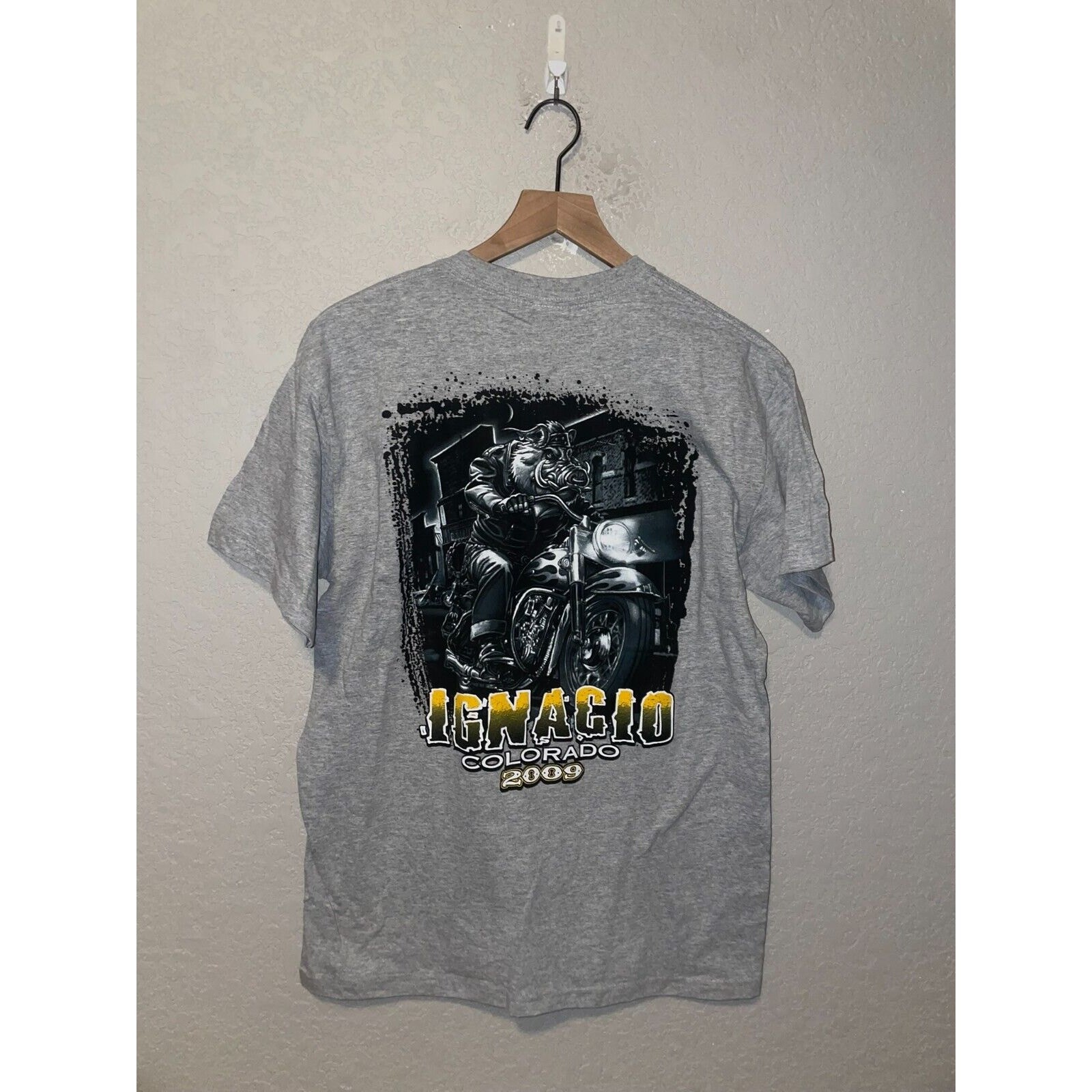 2009 Gildan Ignacio CO Colorado Hog Biker Graphic Gray Shirt Tee 2000s M Medium